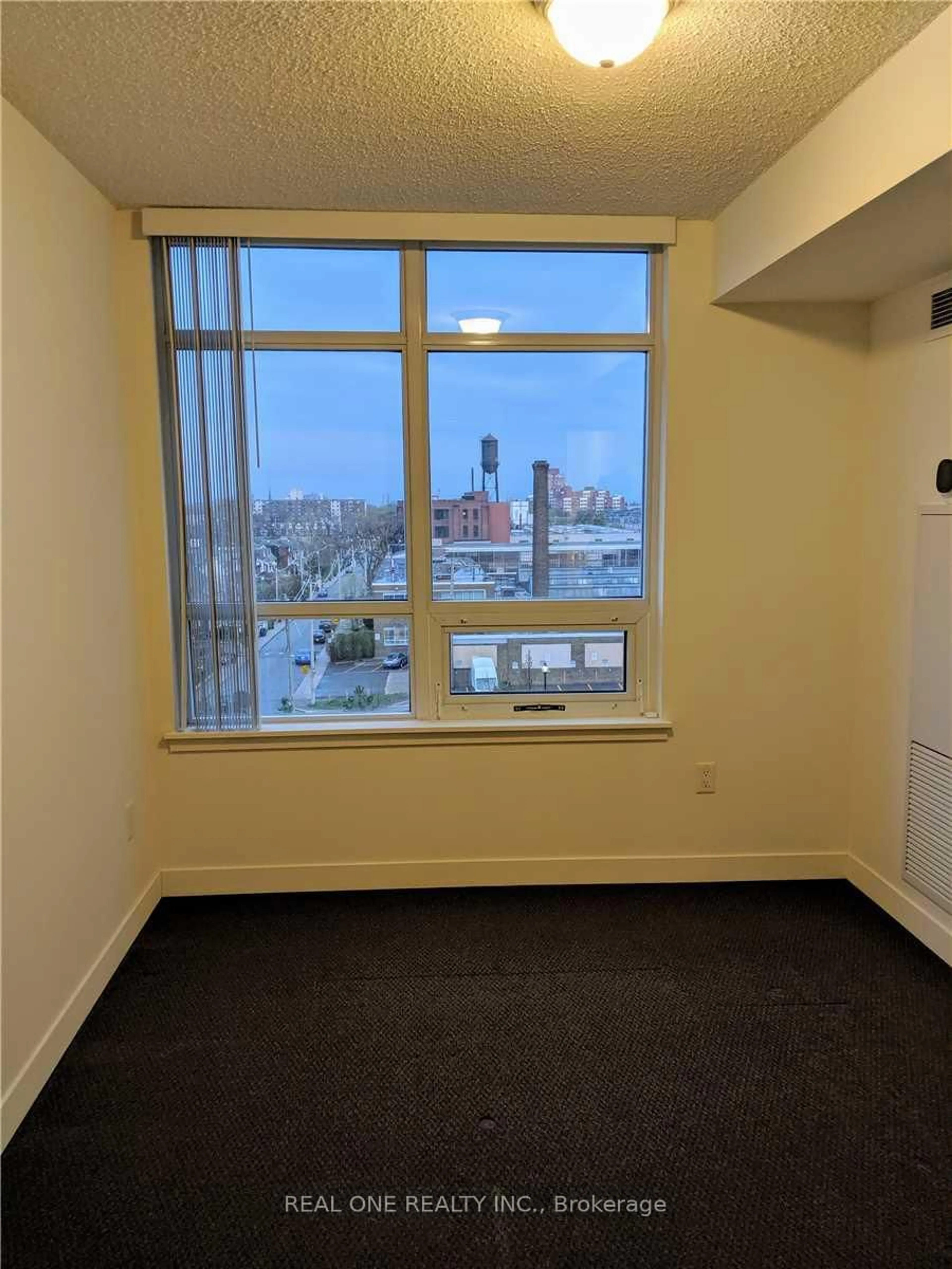 A pic of a room for 812 Lansdowne Ave #624, Toronto Ontario M6H 4K5