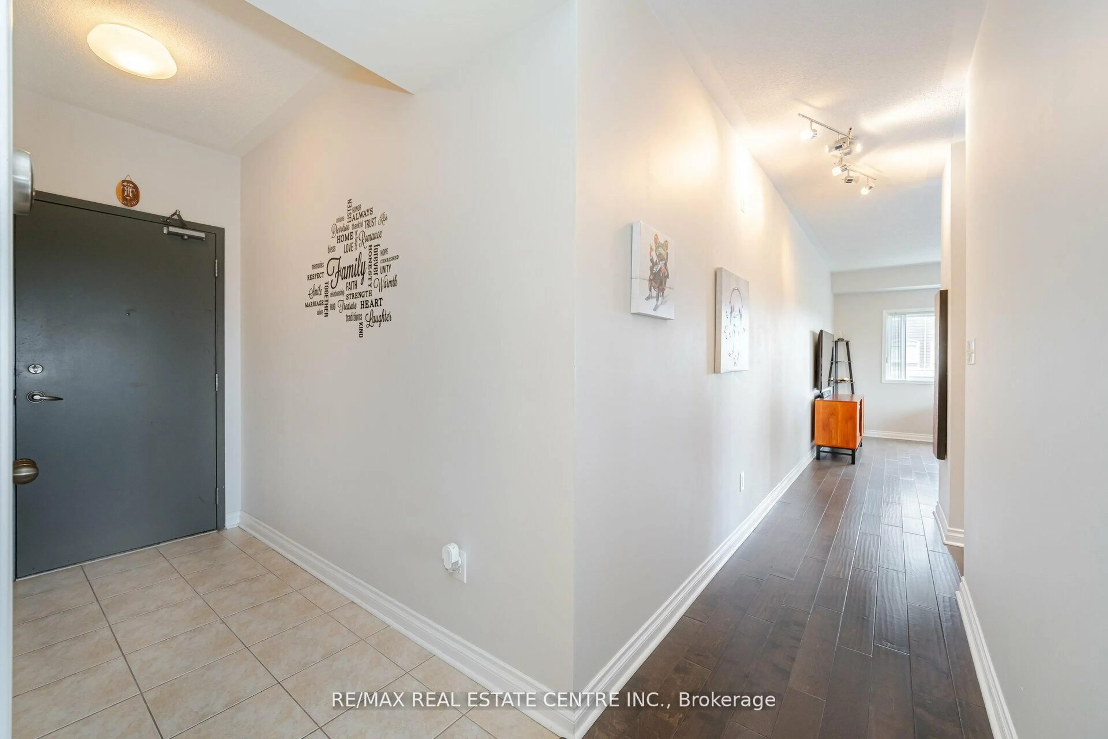 Indoor entryway for 5150 Winston Churchill Blvd #305, Mississauga Ontario L5M 0P1