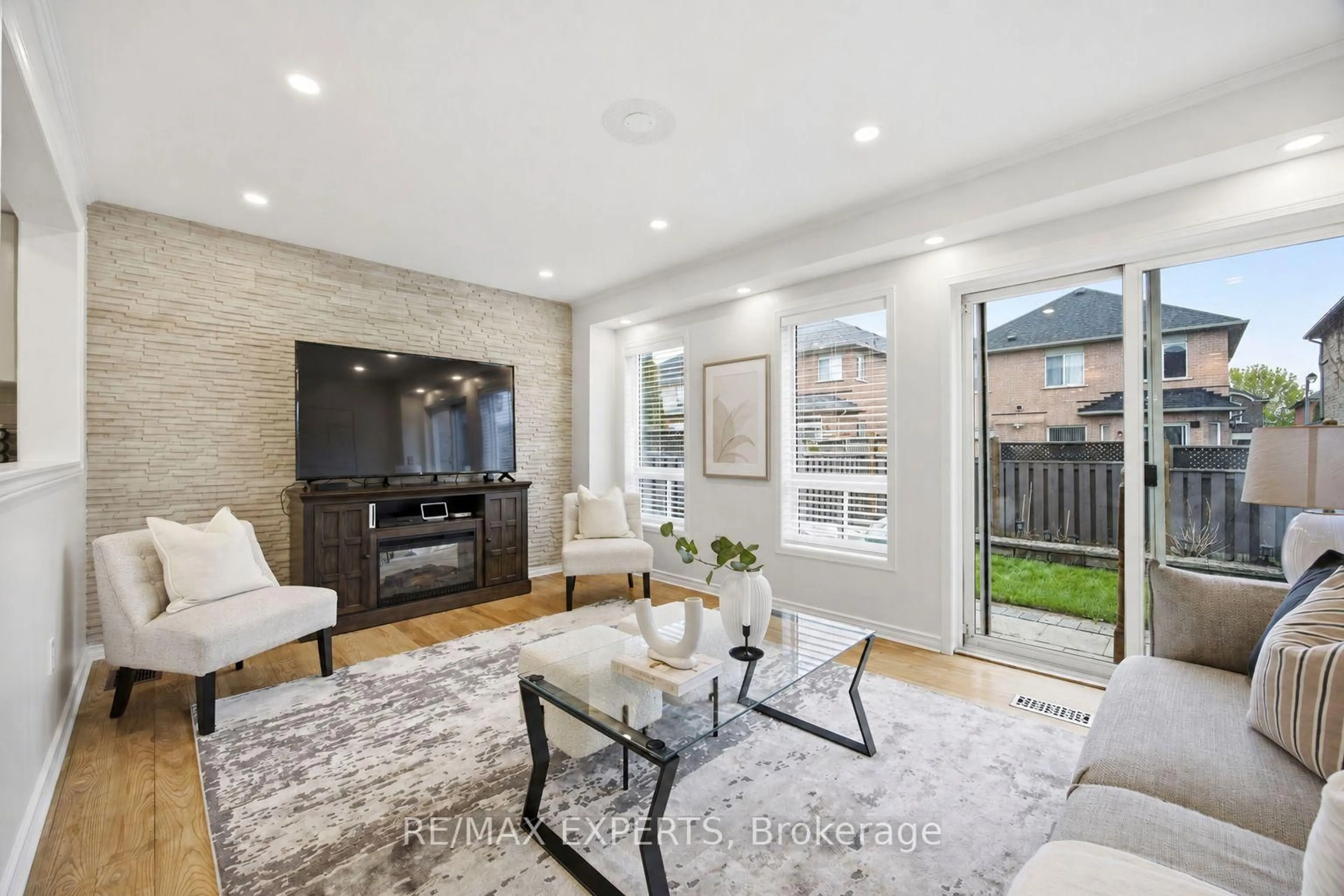 Living room with furniture, unknown for 40 Dills Cres, Milton Ontario L9T 5P2