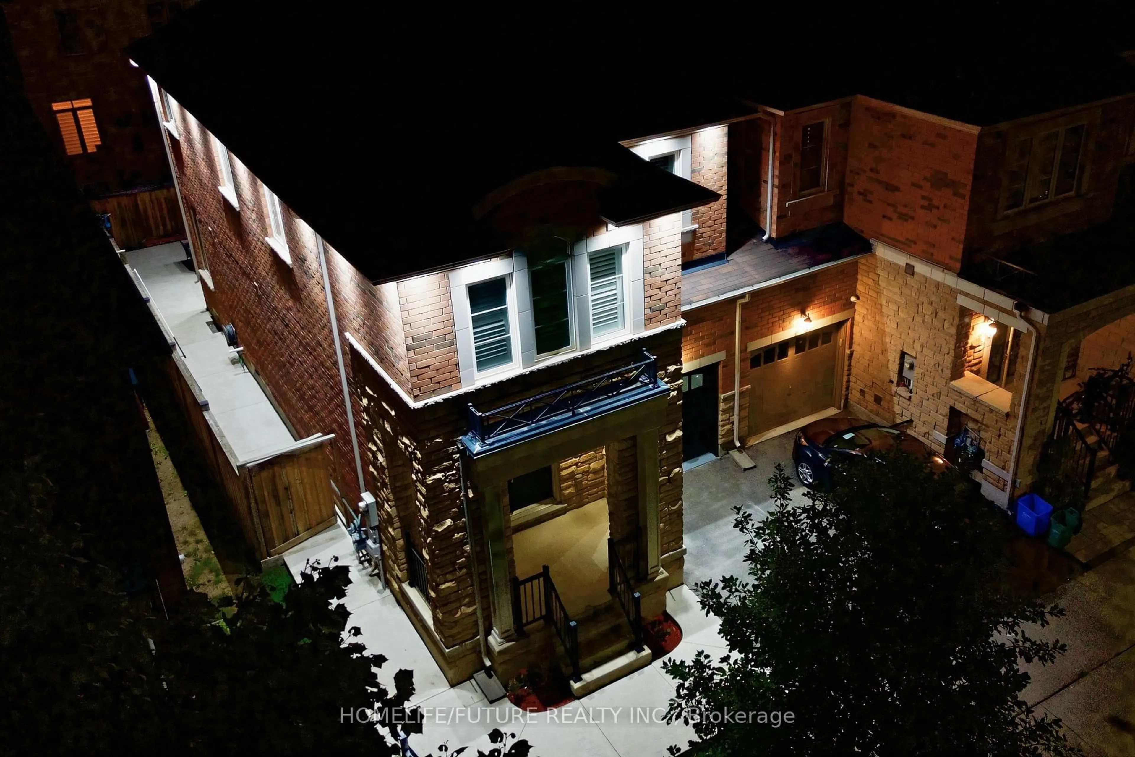 A pic from outside/outdoor area/front of a property/back of a property/a pic from drone, street for 127 Huguenot Rd, Oakville Ontario L8H 0M3