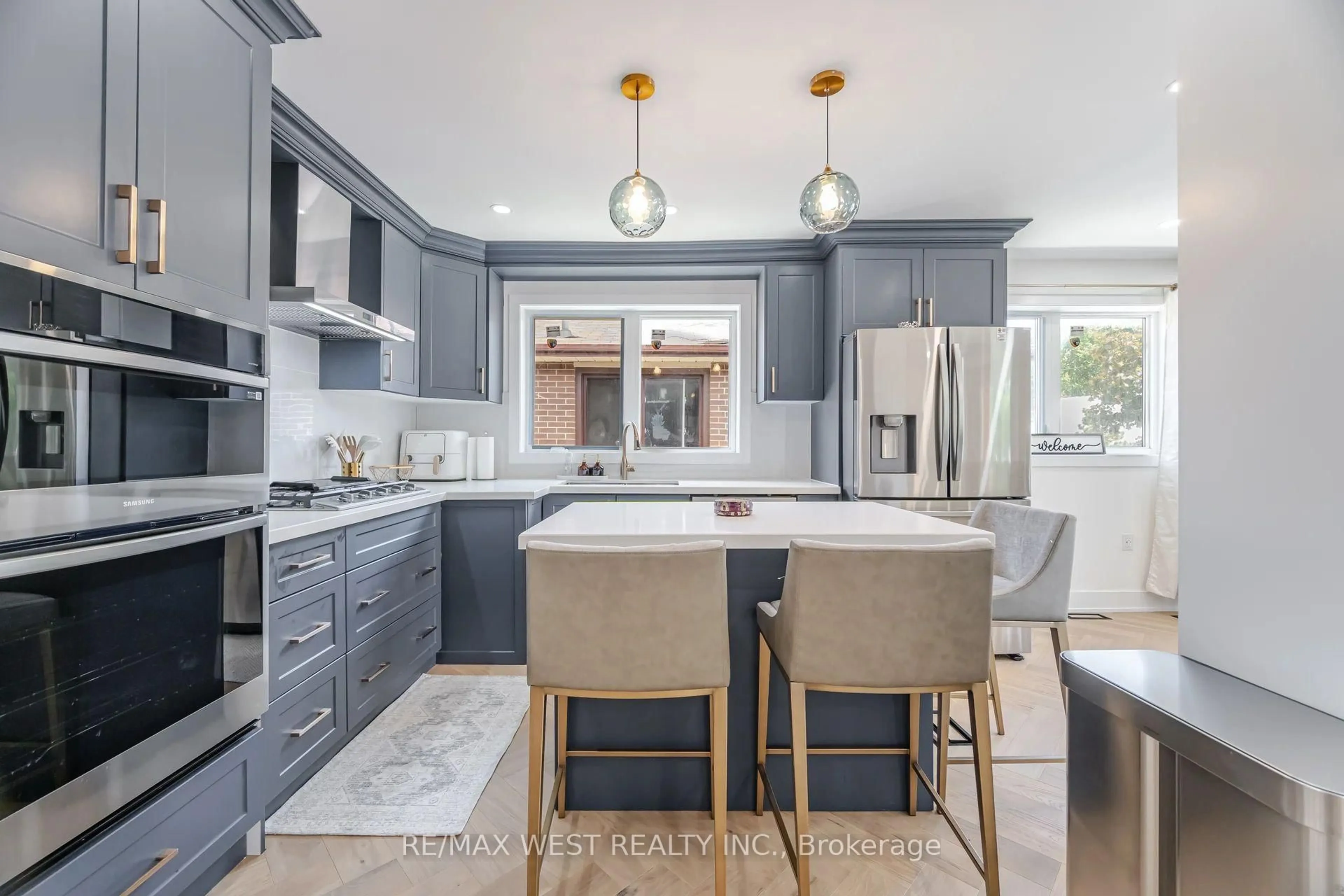 Contemporary kitchen, ceramic/tile floor for 92 Archibald St, Brampton Ontario L6X 1L9