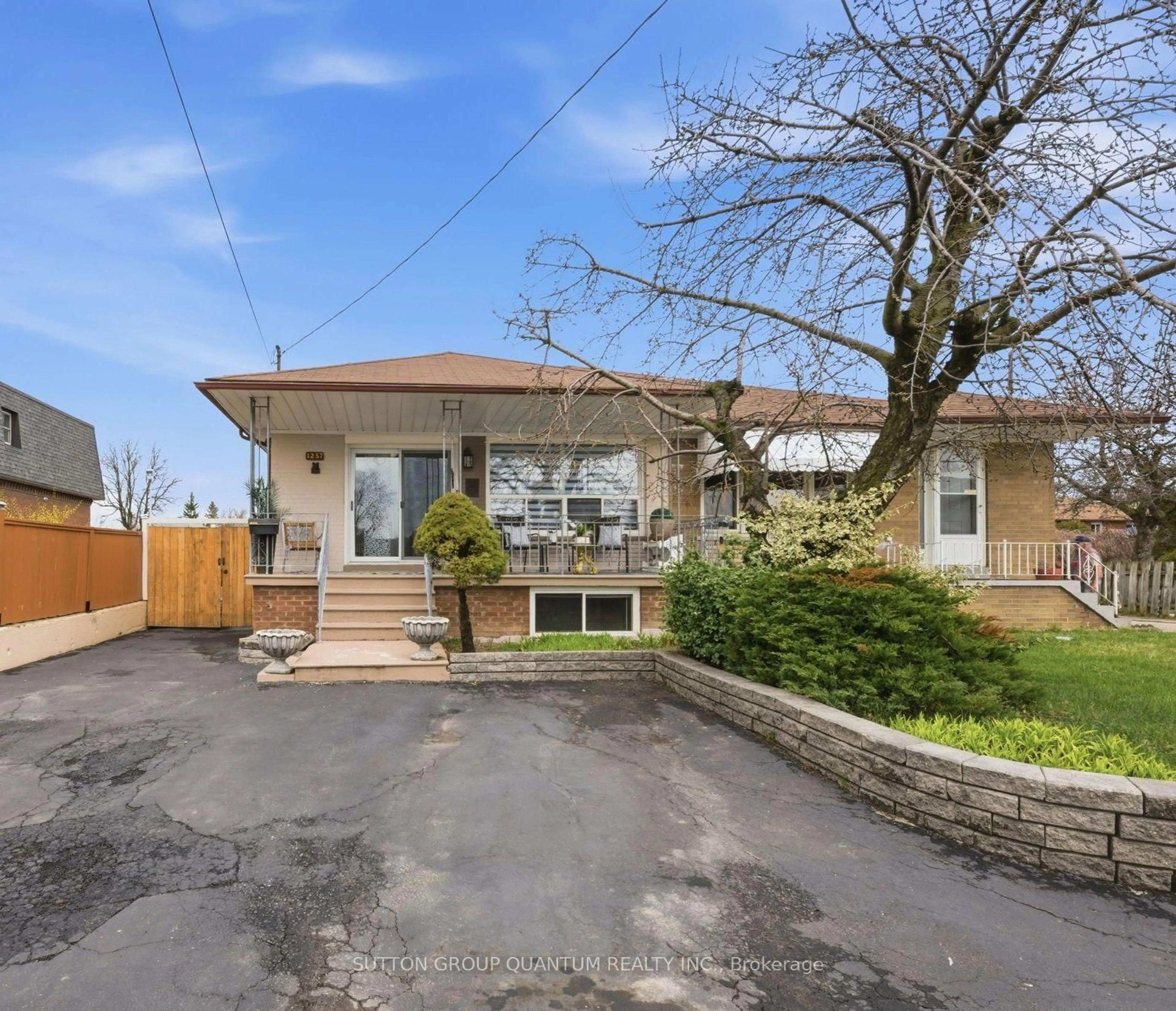 A pic from outside/outdoor area/front of a property/back of a property/a pic from drone, street for 1257 Alexandra Ave, Mississauga Ontario L5E 2A7