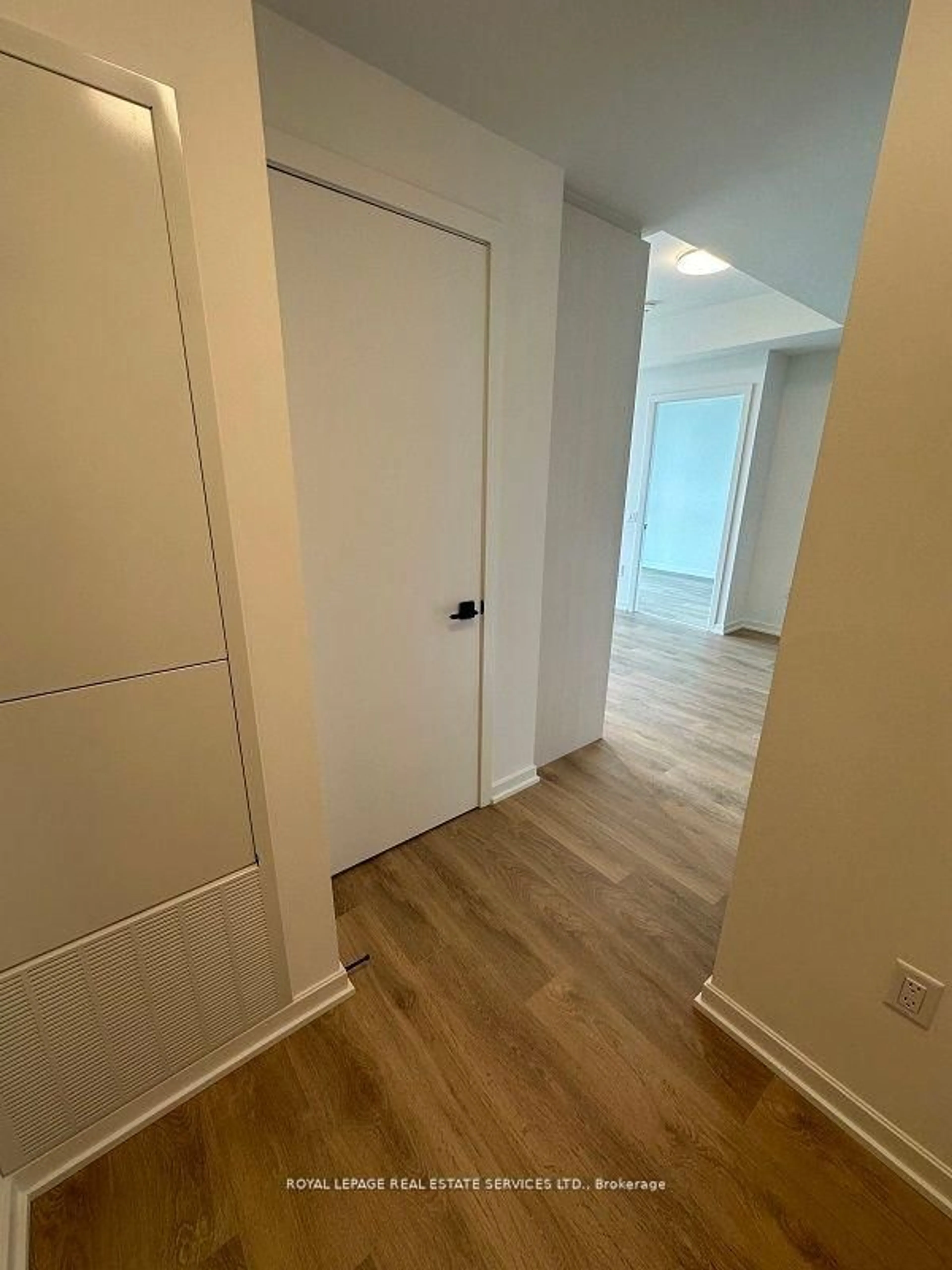 A pic of a room for 10 Graphophone Grve #1312, Toronto Ontario M6H 0E5