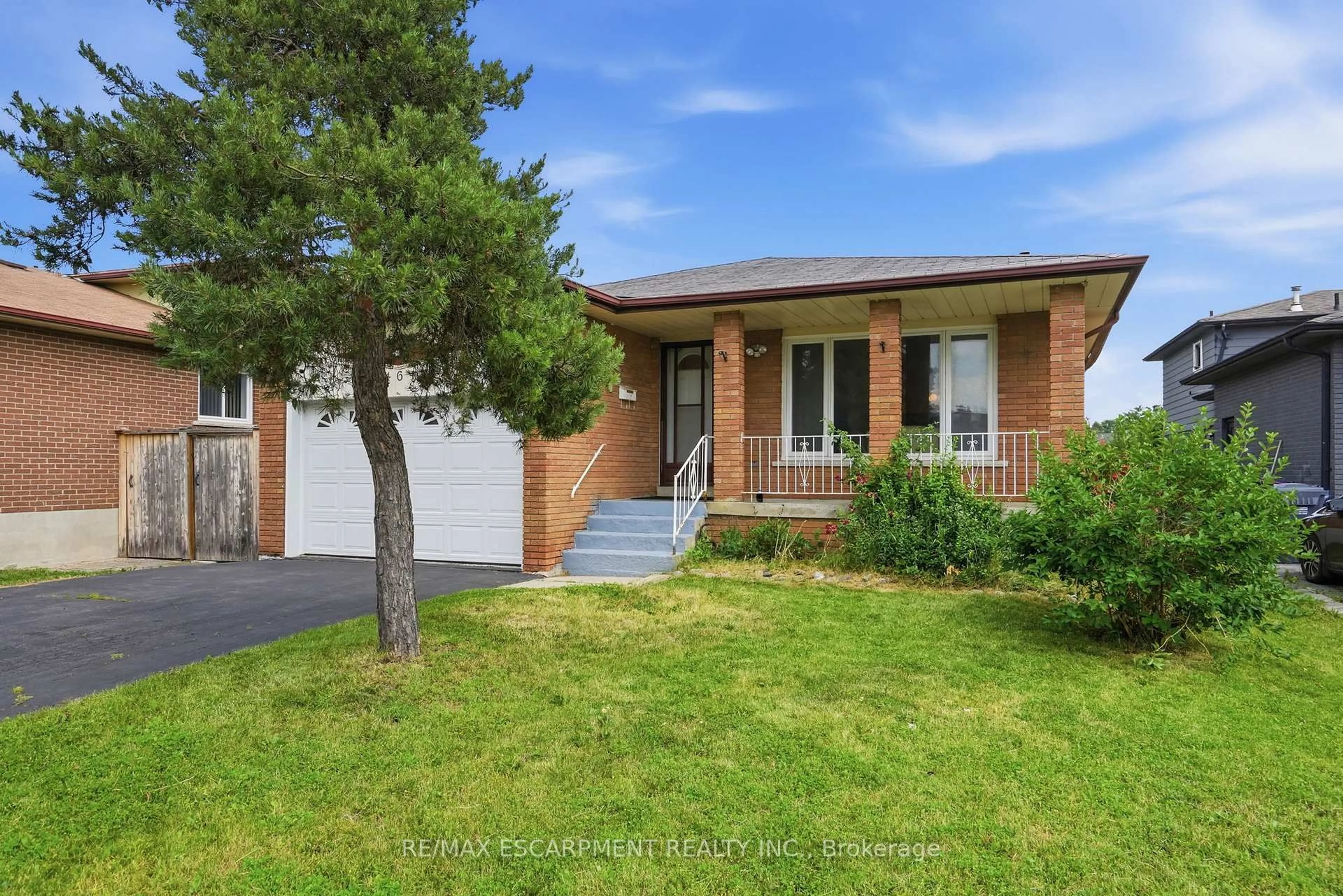 Home with brick exterior material, street for 464 Louis Dr, Mississauga Ontario L5B 2J6