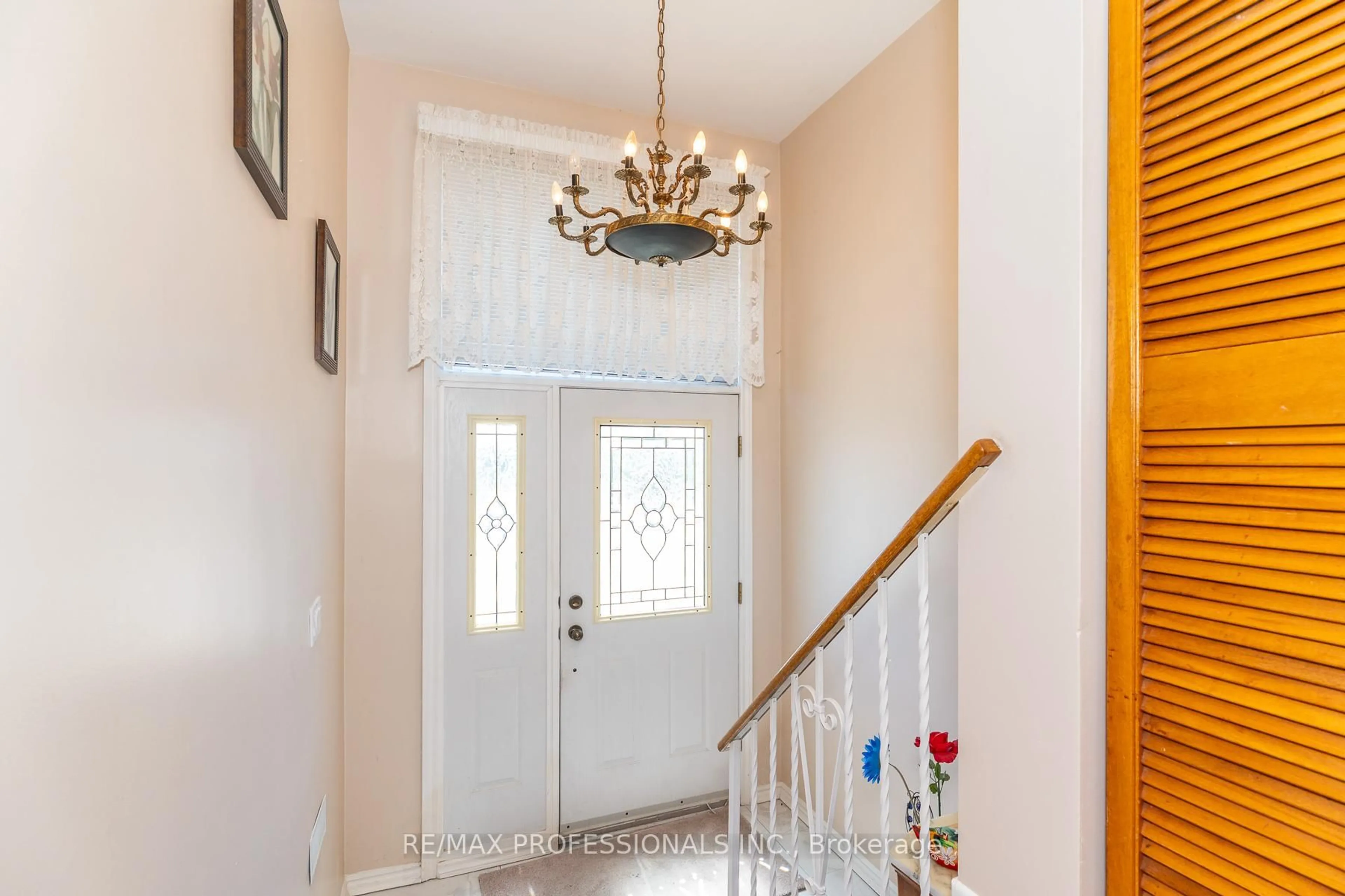 Indoor entryway for 64 Ikley Rd, Toronto Ontario M3J 1C6