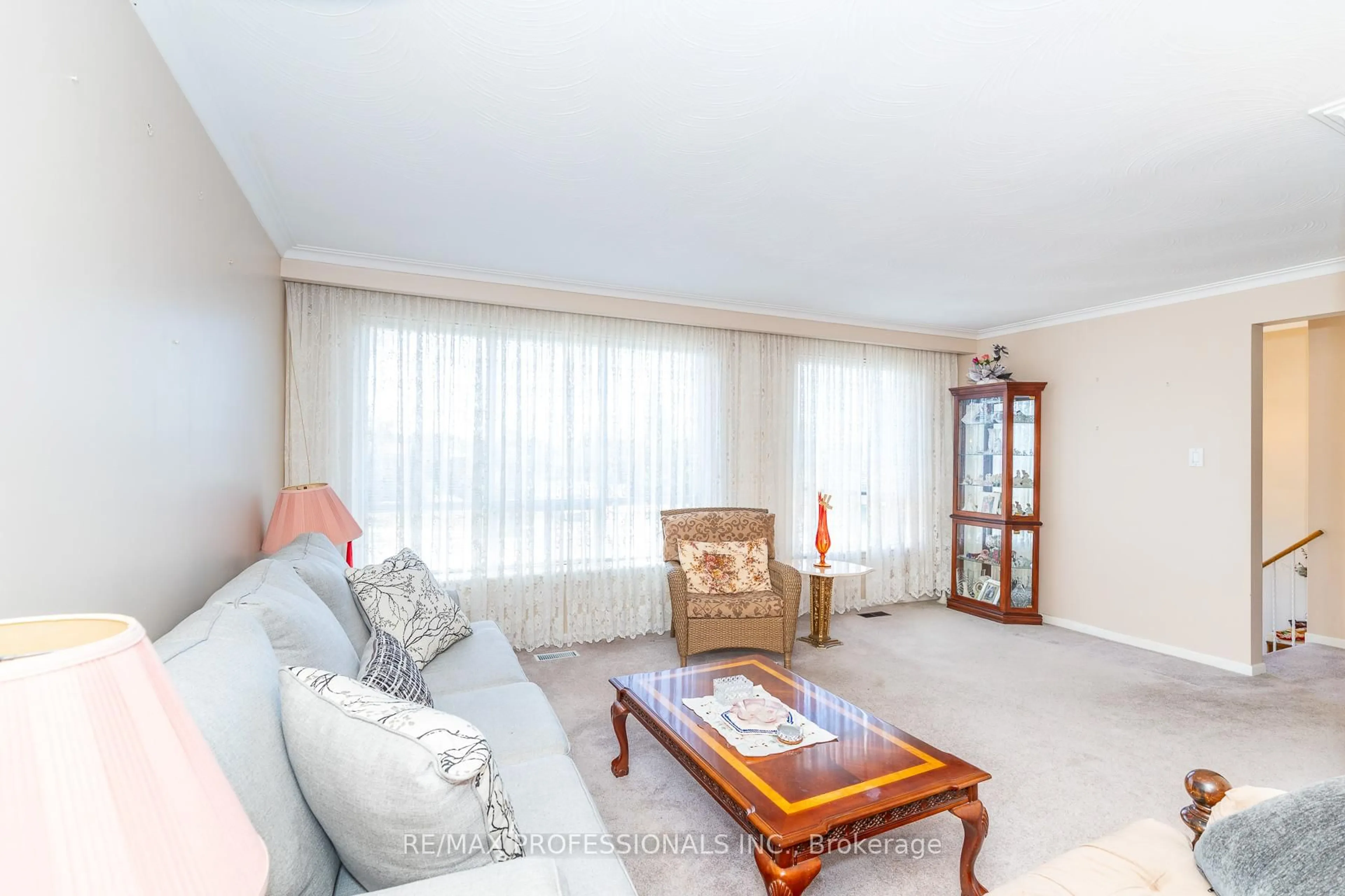Living room with furniture, unknown for 64 Ikley Rd, Toronto Ontario M3J 1C6