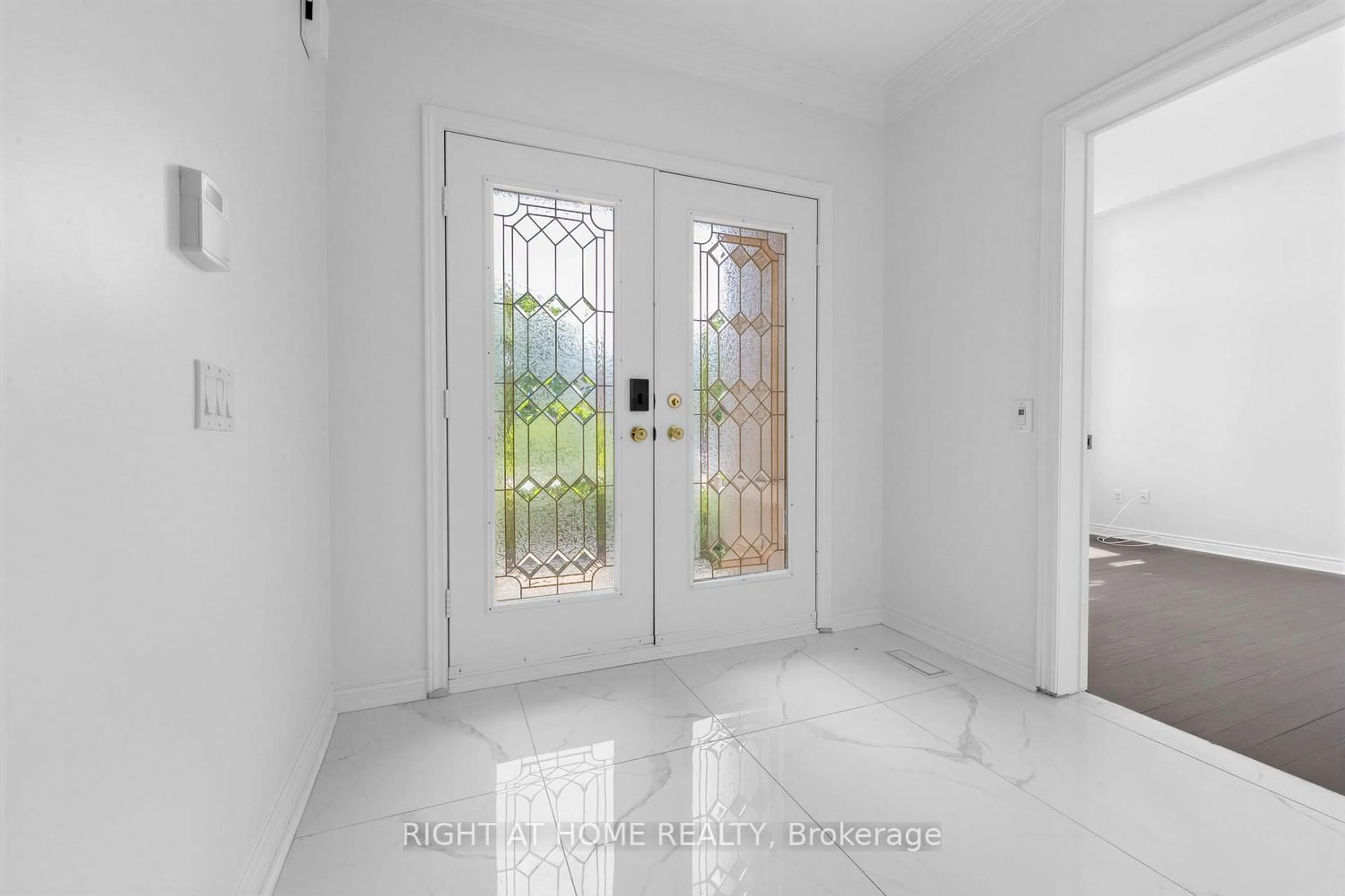 Indoor entryway for 4145 Bonavista Cres, Burlington Ontario L7M 4J3