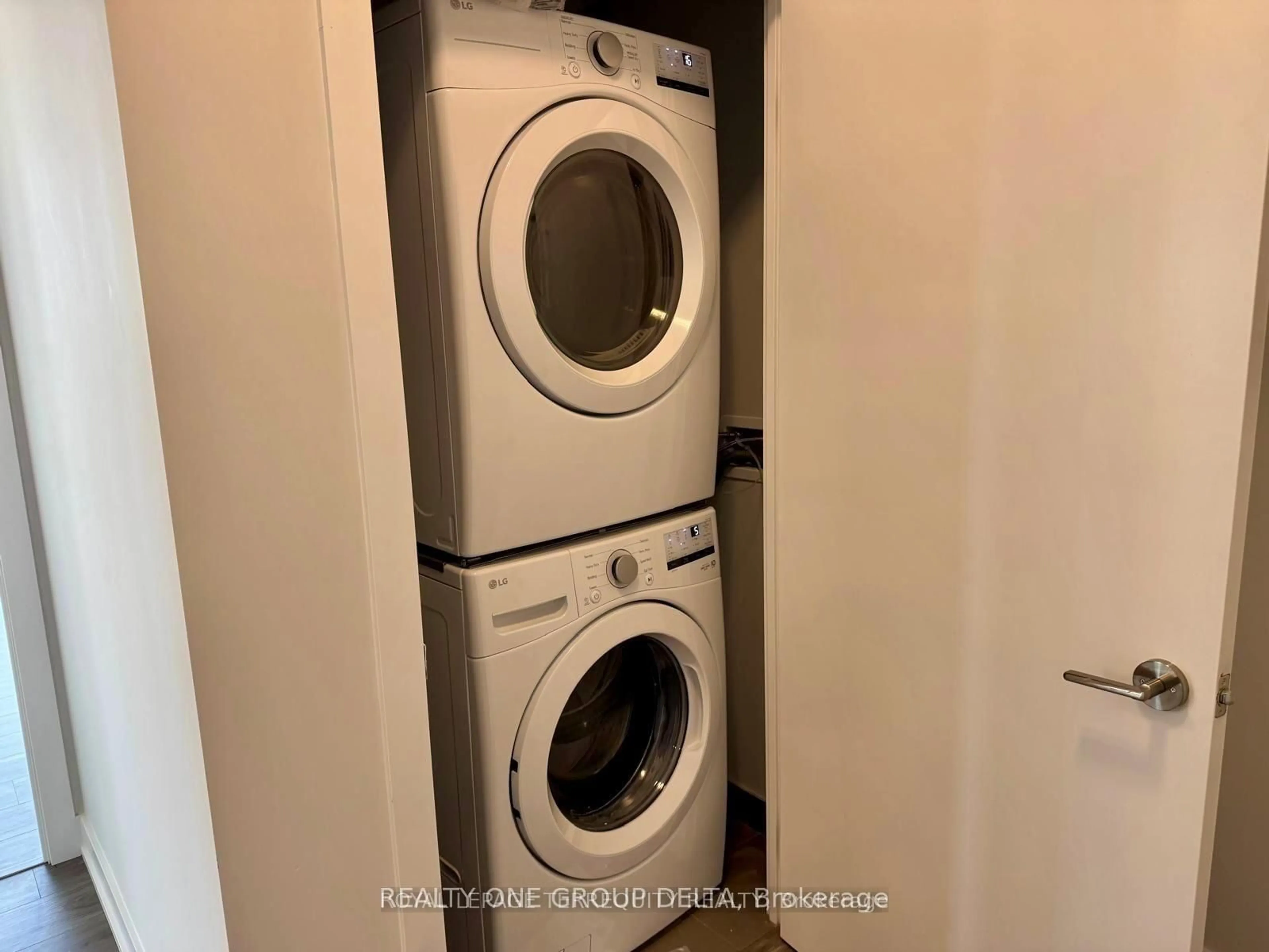 Laundry room for 4130 Parkside Village Dr #502, Mississauga Ontario L5B 3M8