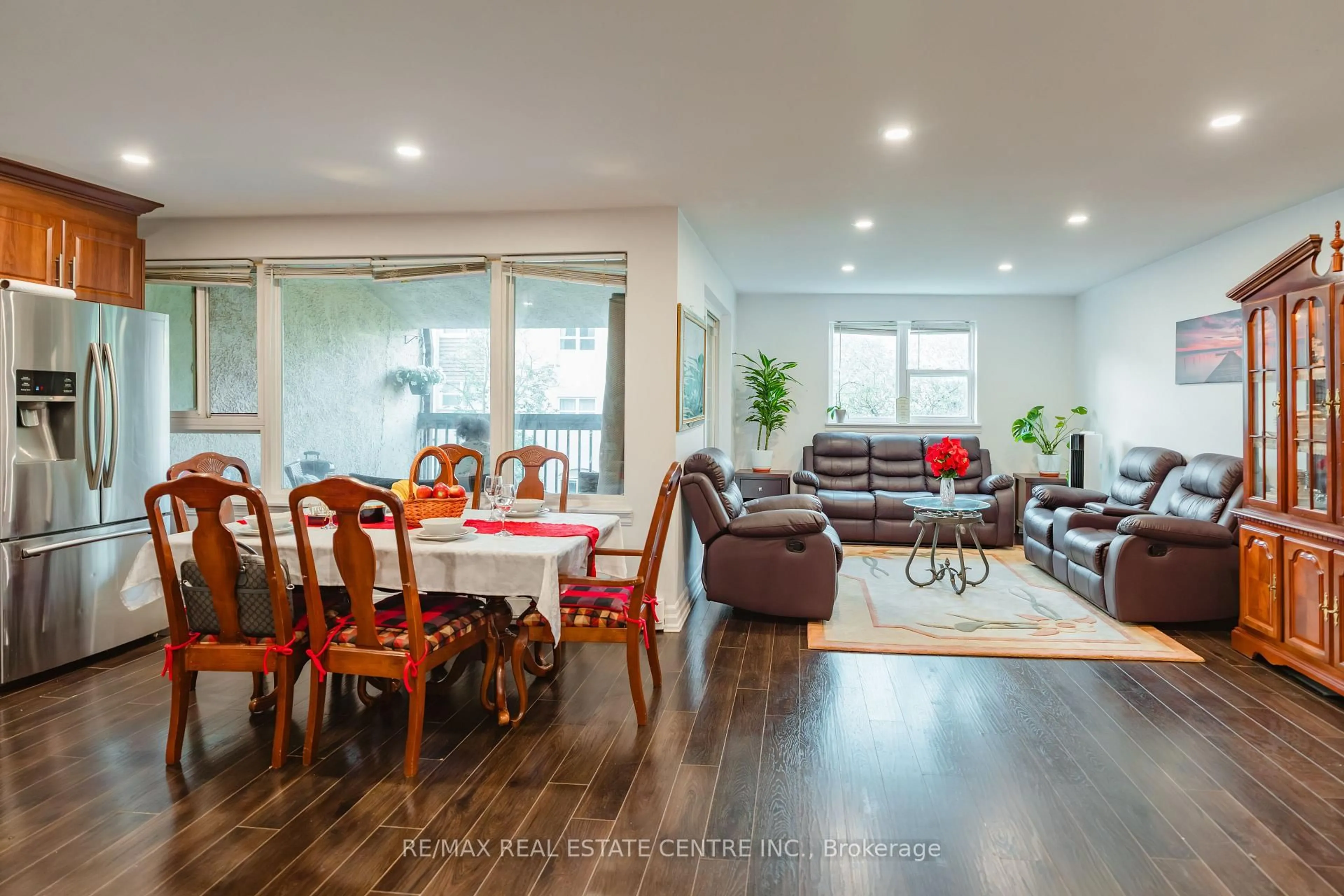 Dining room, wood/laminate floor for 1055 Dundas St #190, Mississauga Ontario L4Y 3X6