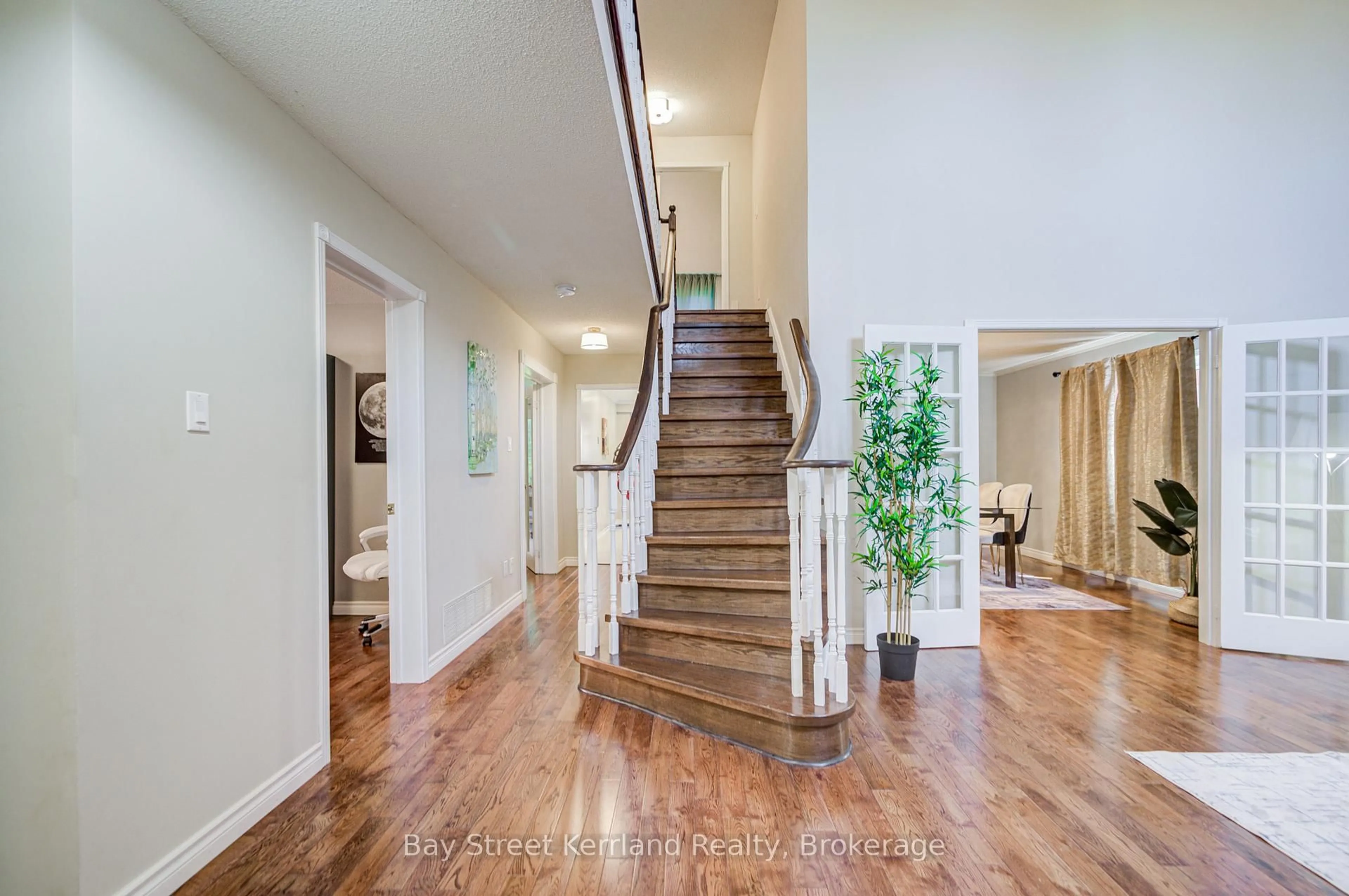 Indoor foyer for 4785 Crystal Rose Dr, Mississauga Ontario L5V 1G9