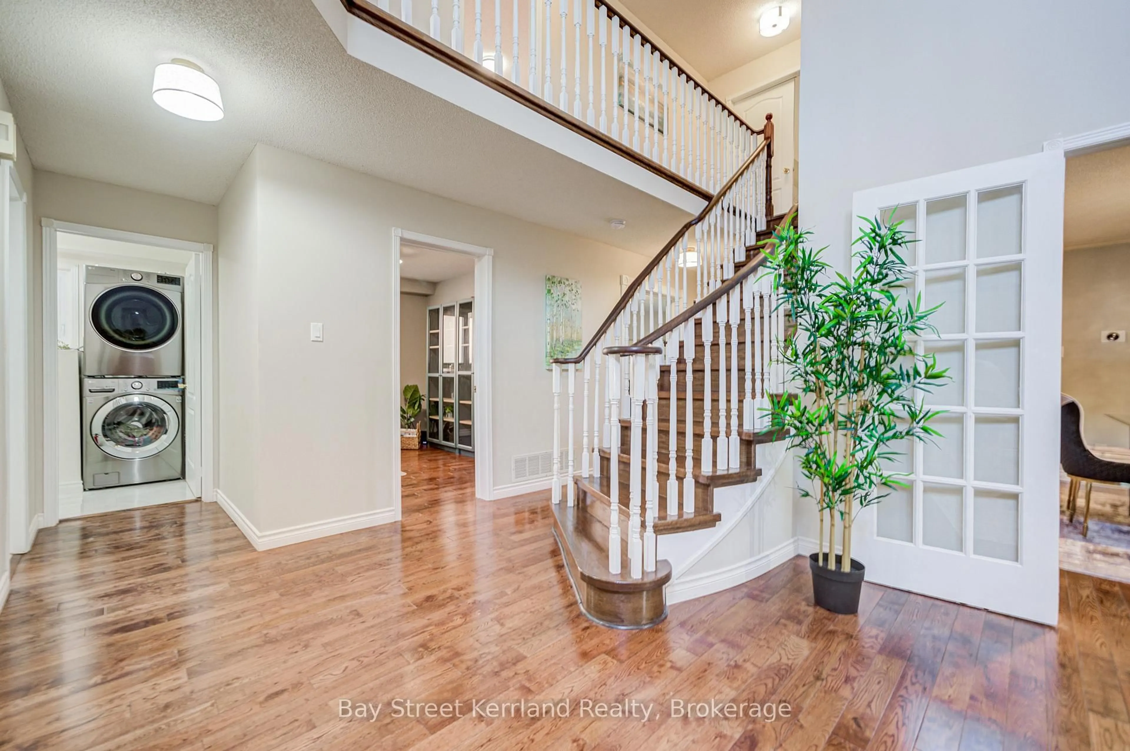 Indoor entryway for 4785 Crystal Rose Dr, Mississauga Ontario L5V 1G9