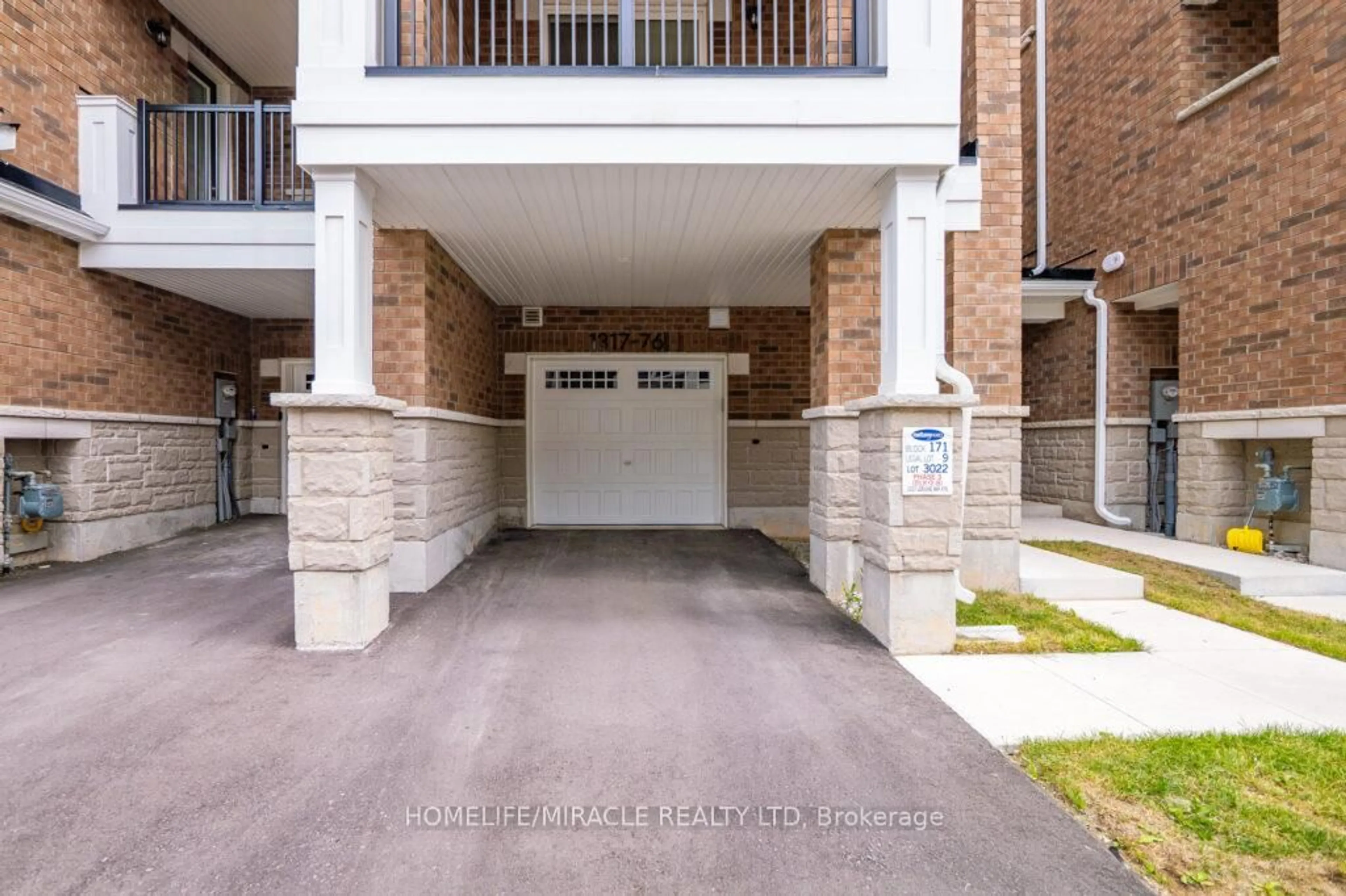 Indoor foyer for 1317 Leriche Way #76, Milton Ontario L9E 0H5