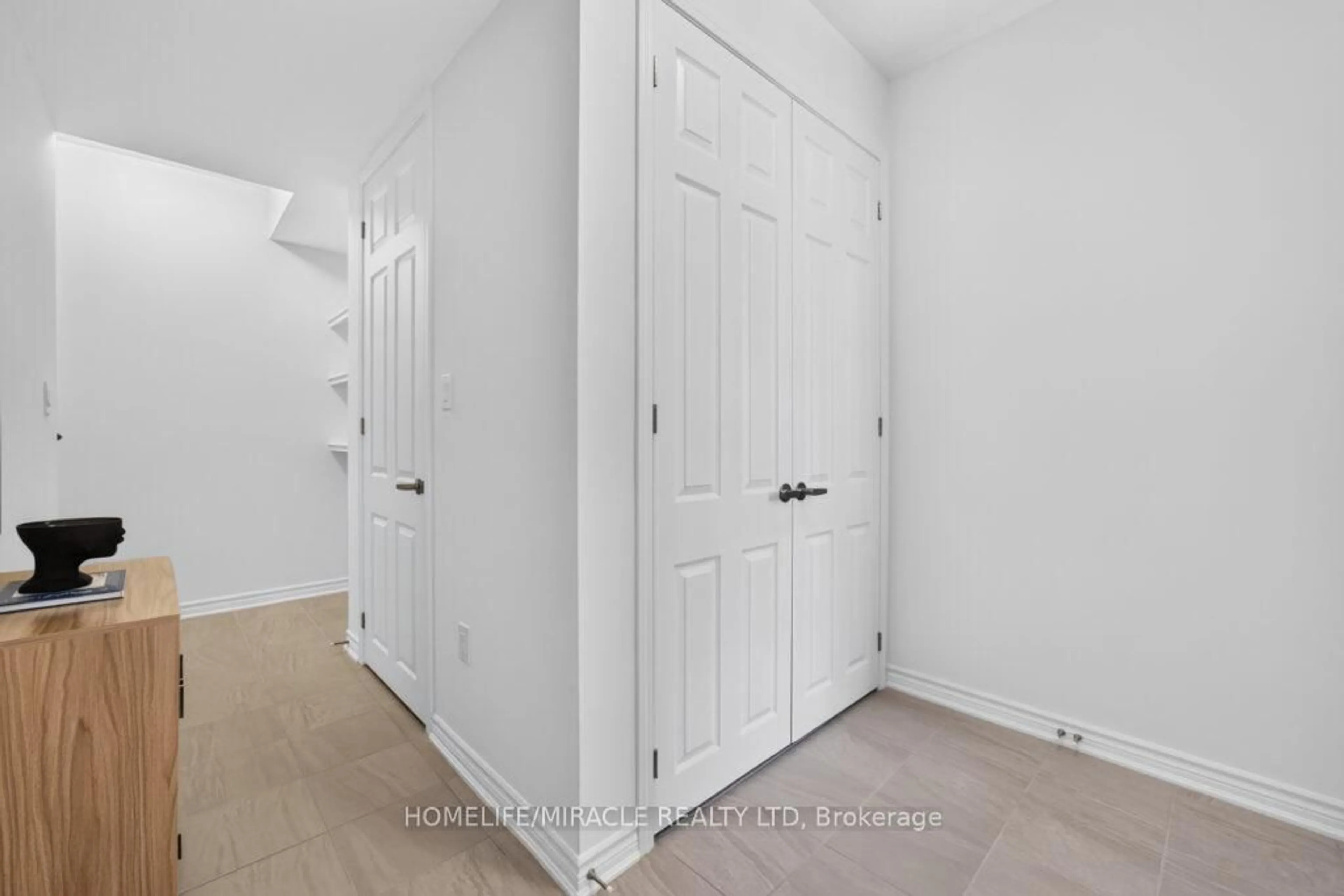 Indoor entryway for 1317 Leriche Way #76, Milton Ontario L9E 0H5