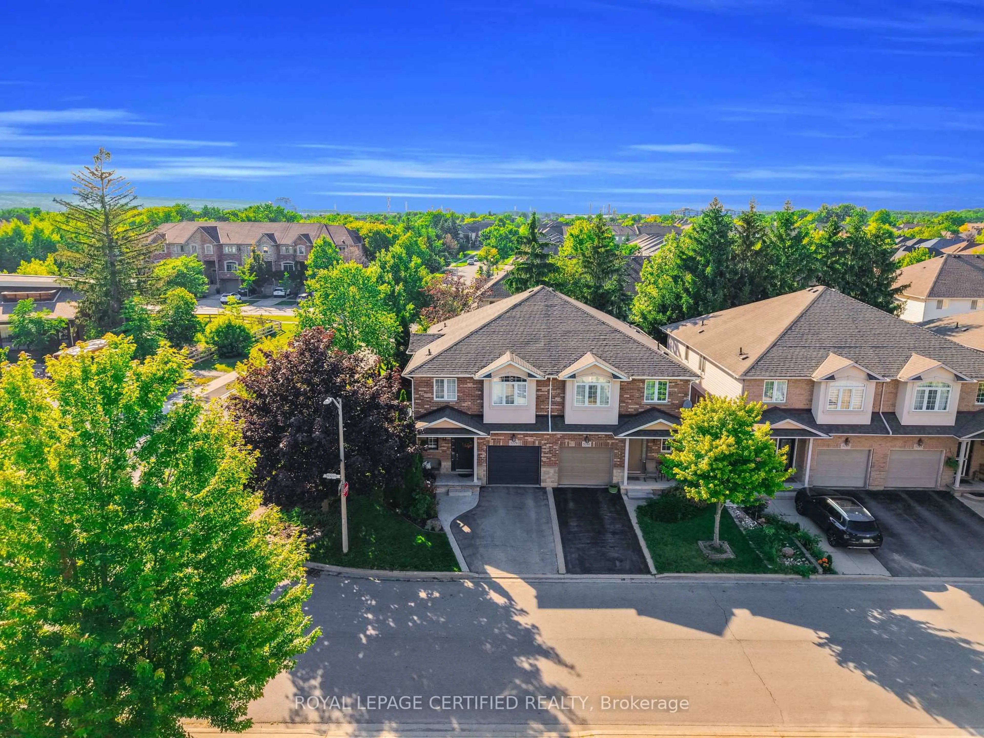 A pic from outside/outdoor area/front of a property/back of a property/a pic from drone, unknown for 5279 Picketts Way, Burlington Ontario L7L 7J6