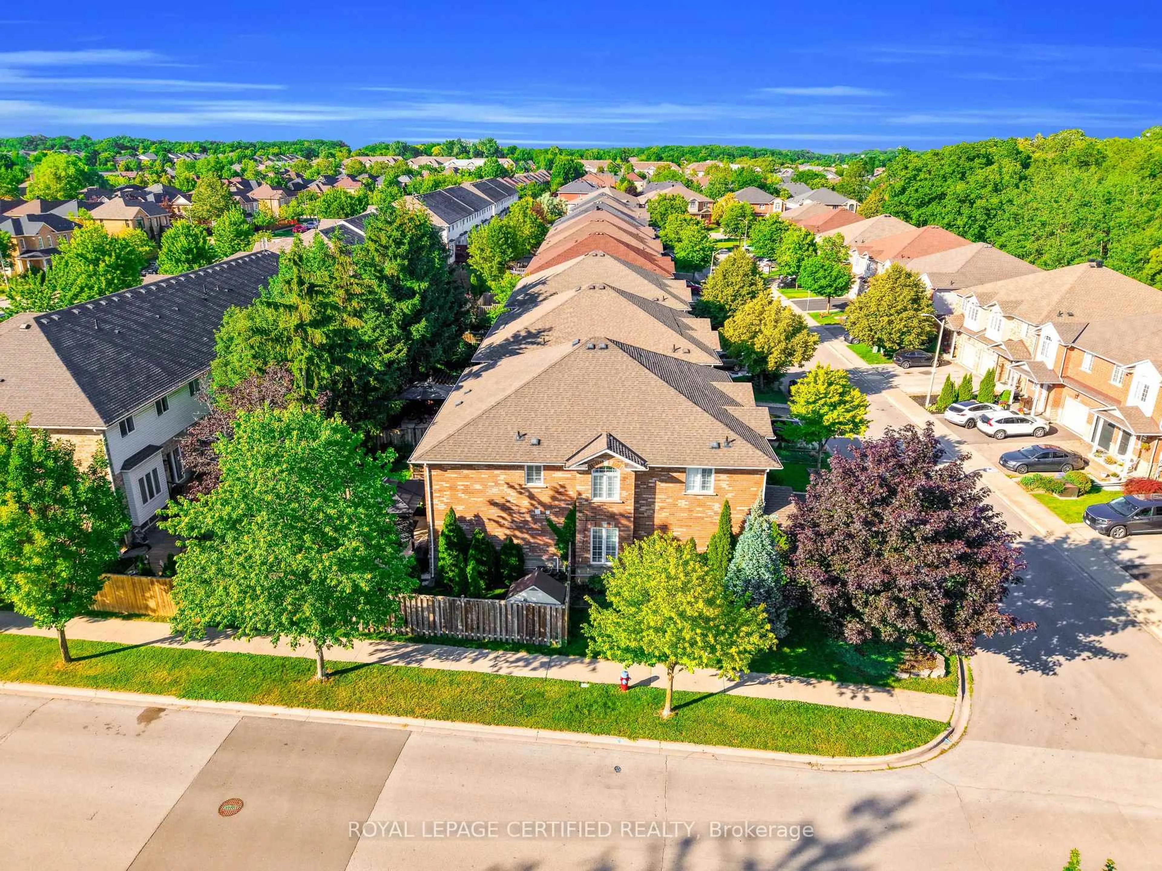 A pic from outside/outdoor area/front of a property/back of a property/a pic from drone, street for 5279 Picketts Way, Burlington Ontario L7L 7J6