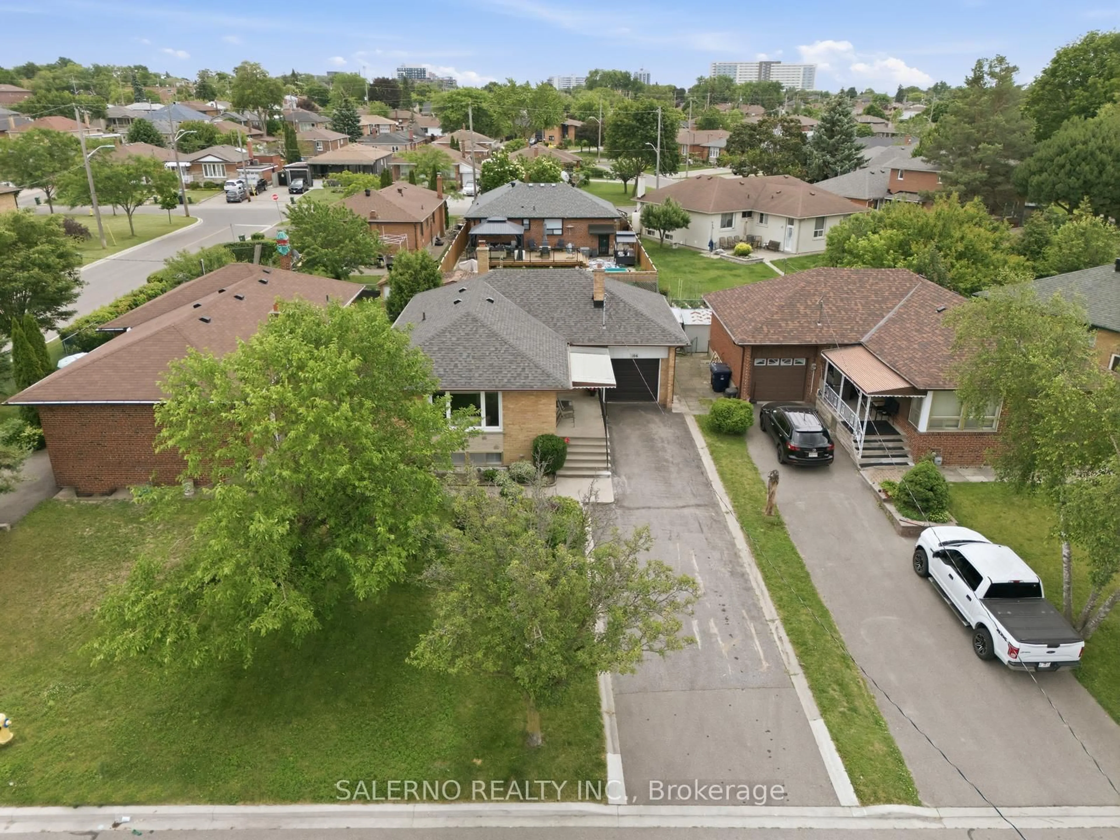 A pic from outside/outdoor area/front of a property/back of a property/a pic from drone, street for 106 Whitburn Cres, Toronto Ontario M3M 2S4