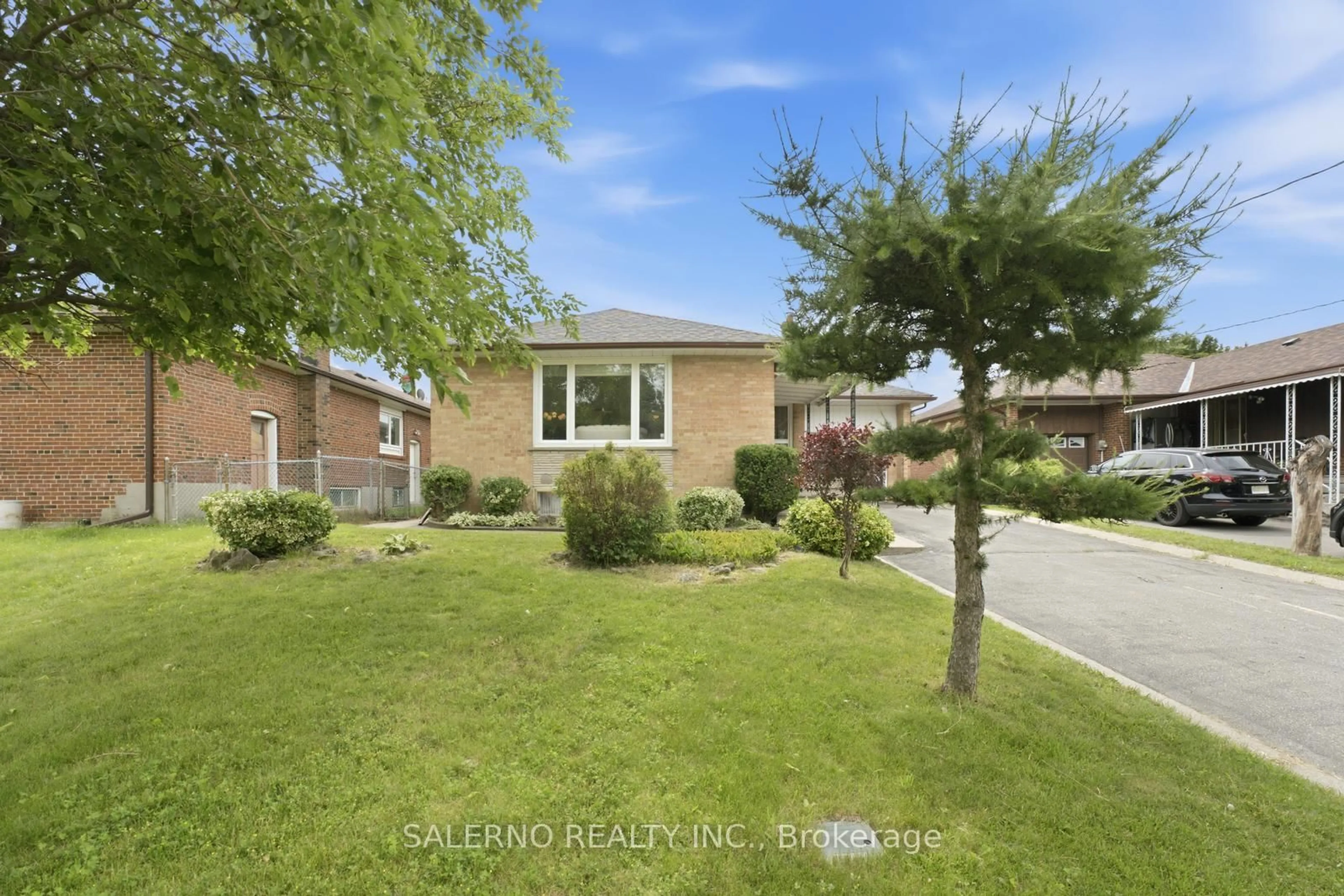 A pic from outside/outdoor area/front of a property/back of a property/a pic from drone, street for 106 Whitburn Cres, Toronto Ontario M3M 2S4