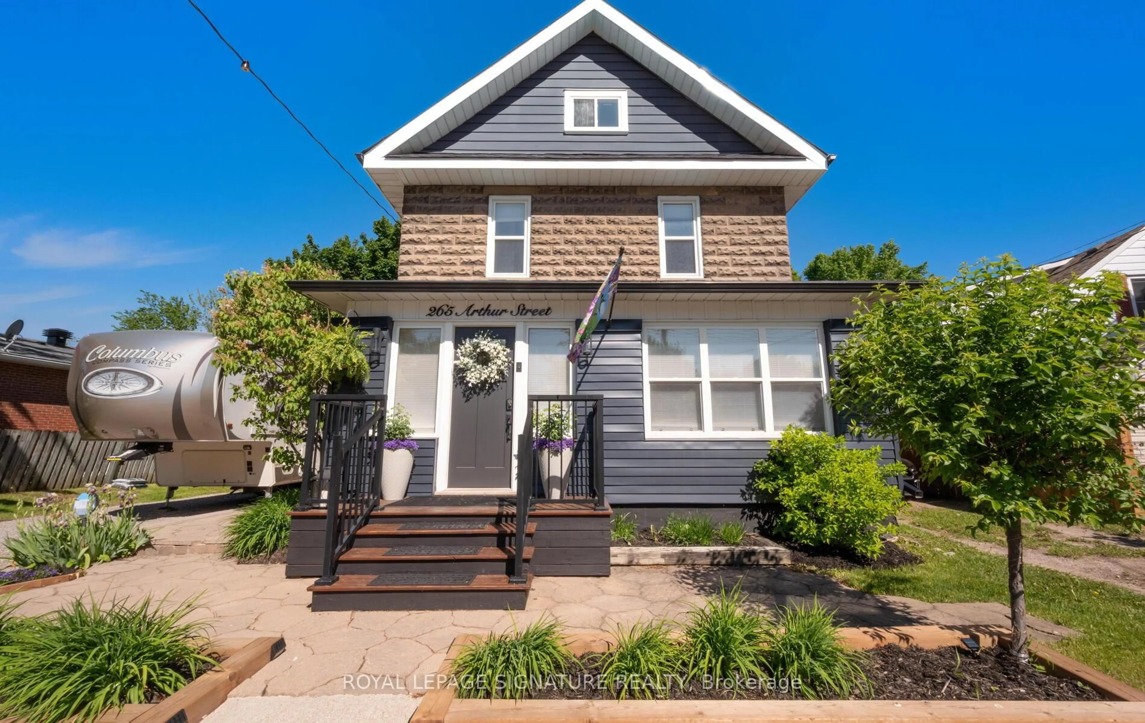 Home with vinyl exterior material, street for 265 Arthur St, Halton Hills Ontario L7J 1M2