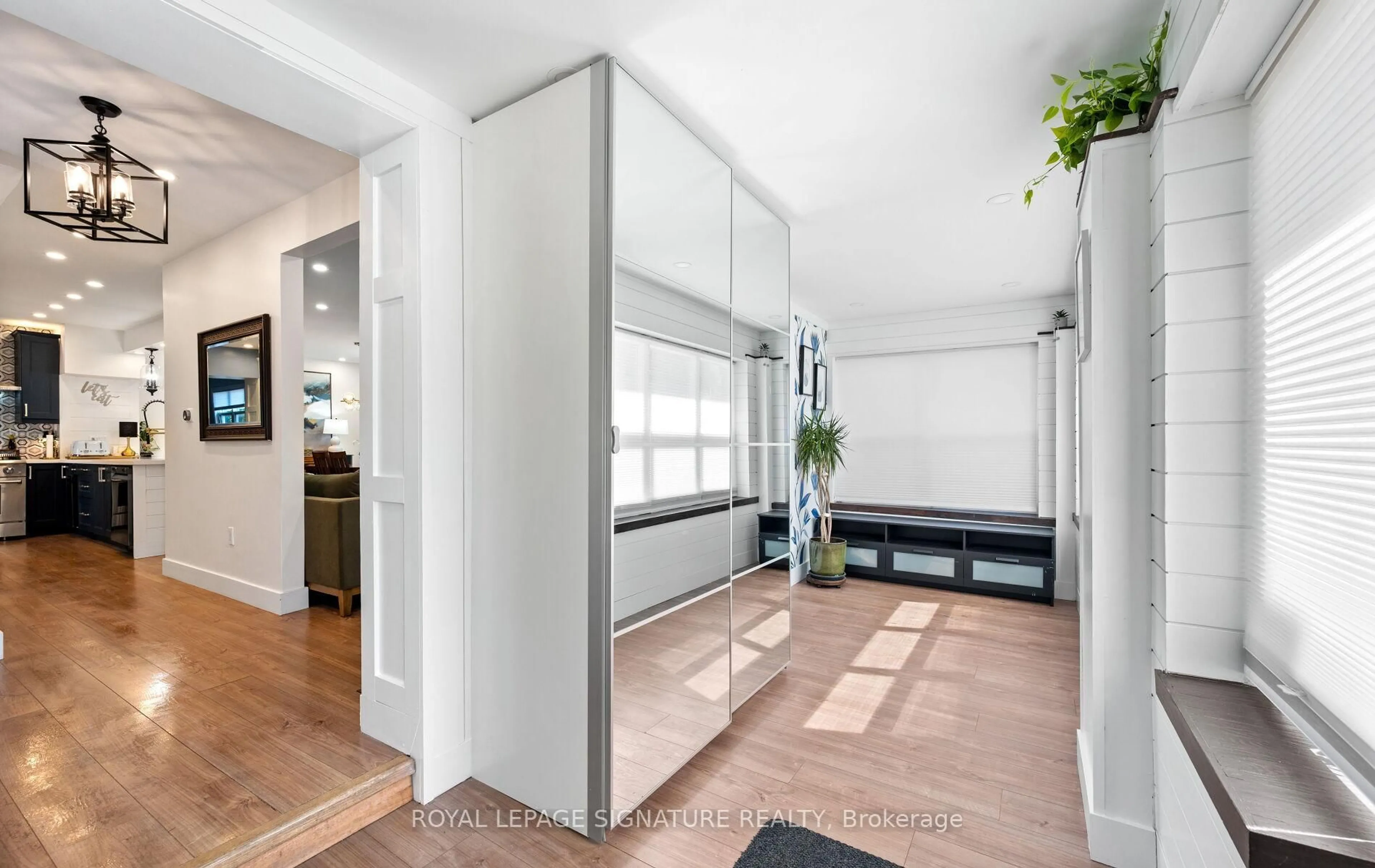 Indoor entryway for 265 Arthur St, Halton Hills Ontario L7J 1M2