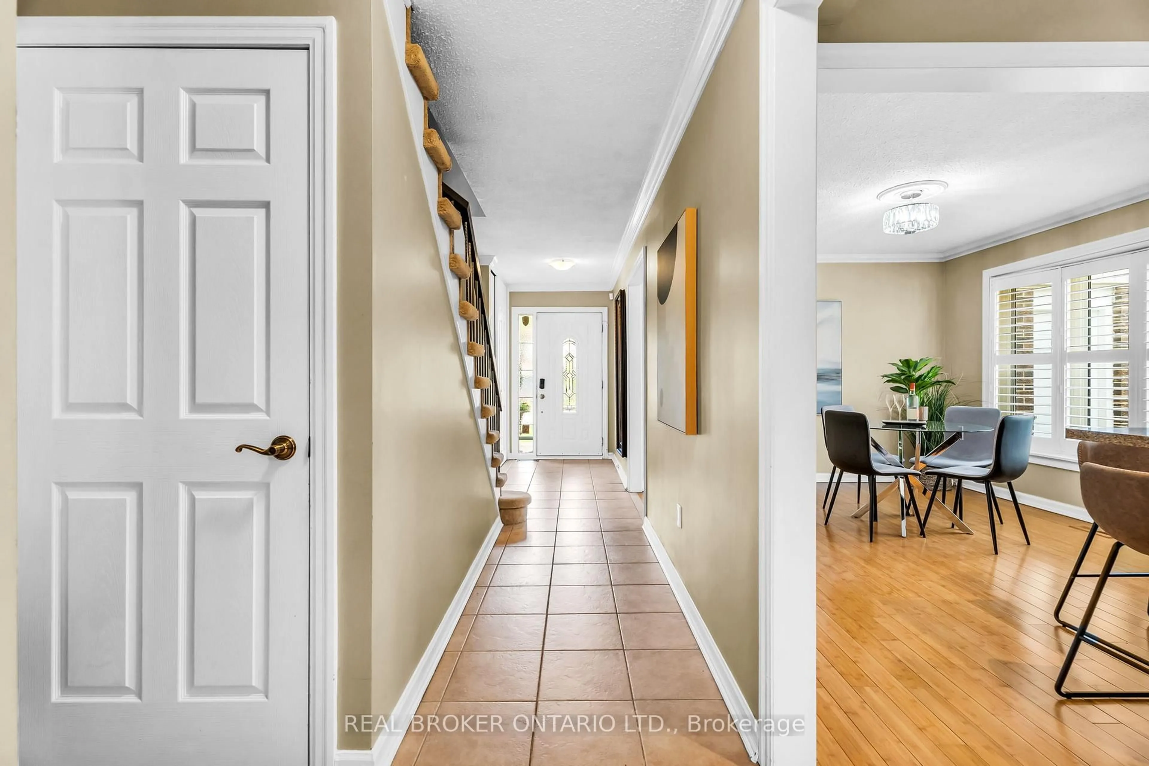 Indoor entryway for 18 Mansfield St, Brampton Ontario L6S 2Y4