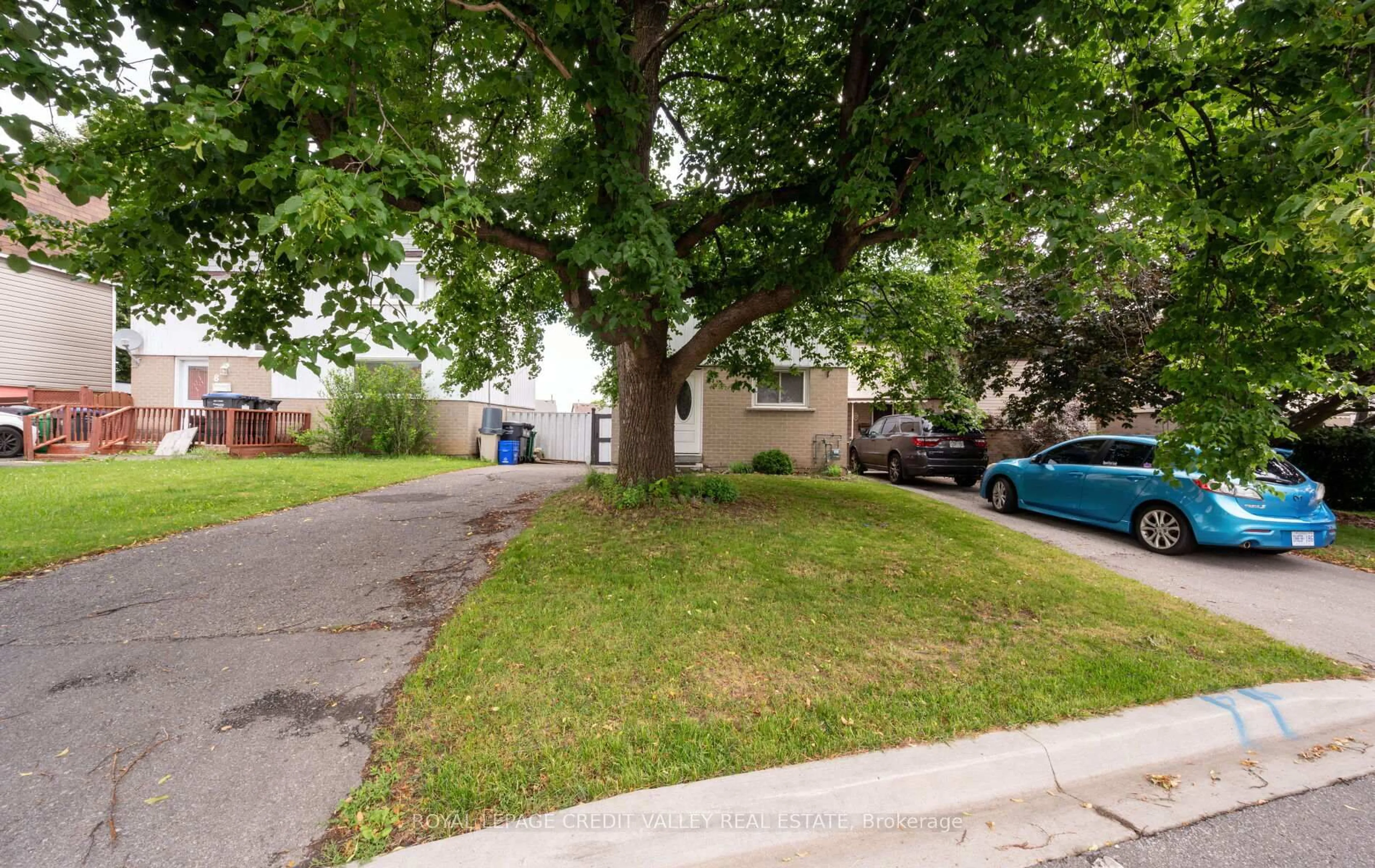 A pic from outside/outdoor area/front of a property/back of a property/a pic from drone, street for 7 Hillpark Tr, Brampton Ontario L6S 1R1