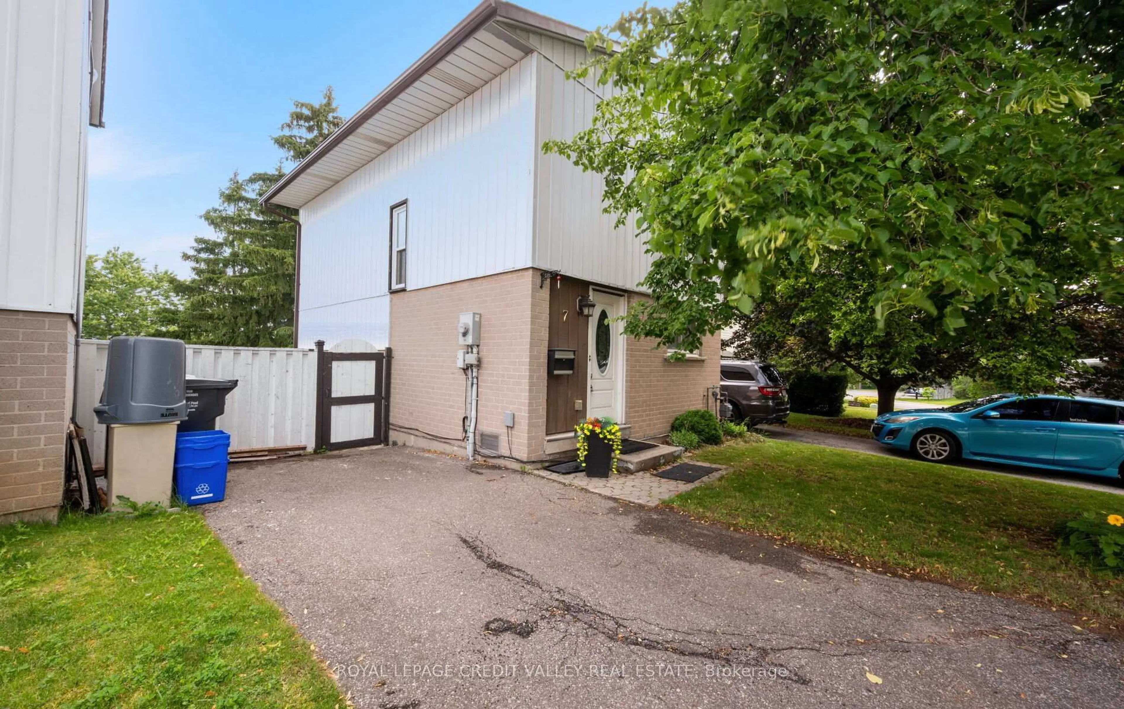 A pic from outside/outdoor area/front of a property/back of a property/a pic from drone, street for 7 Hillpark Tr, Brampton Ontario L6S 1R1