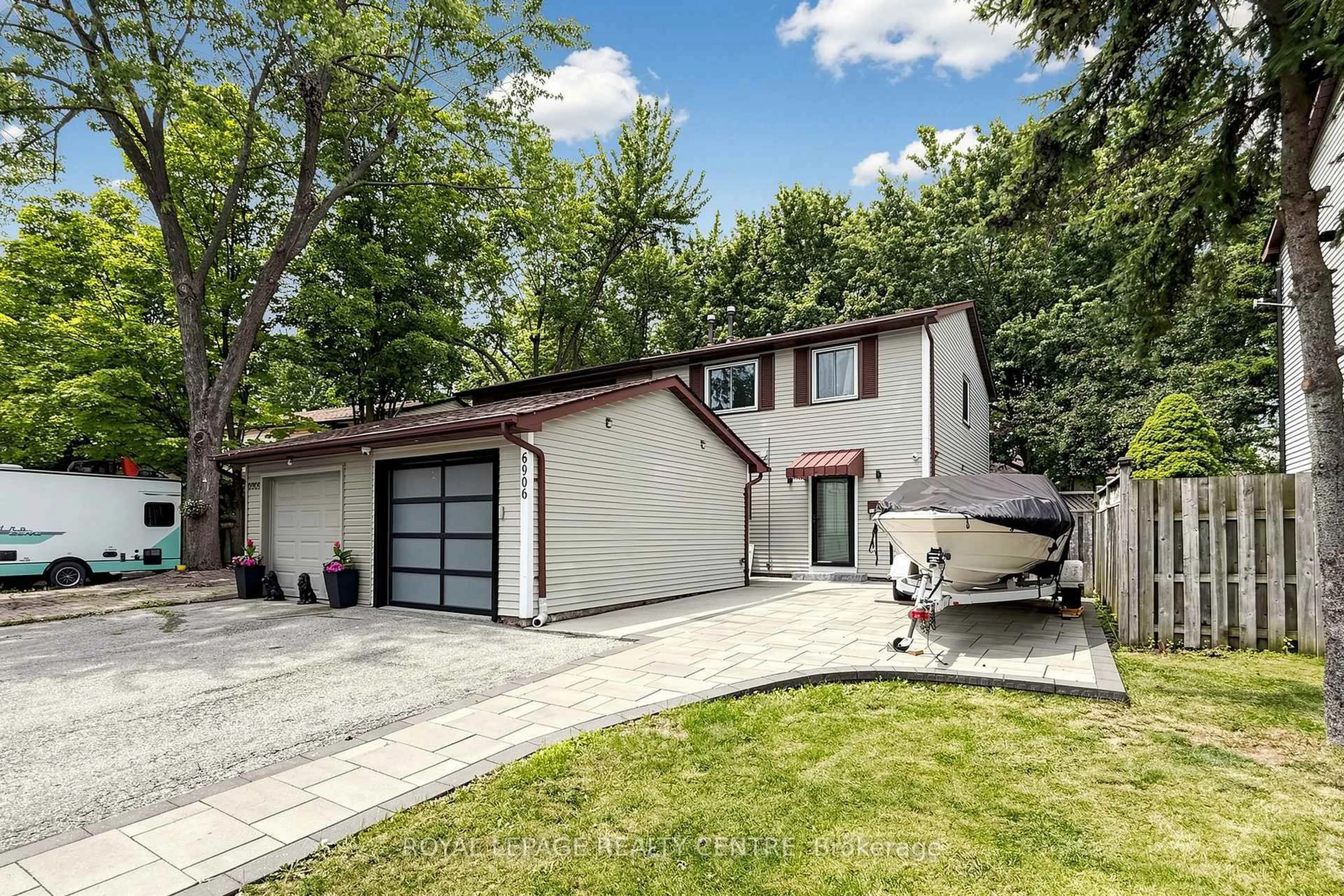 Home with vinyl exterior material, street for 6906 Avila Rd, Mississauga Ontario L5N 1S1
