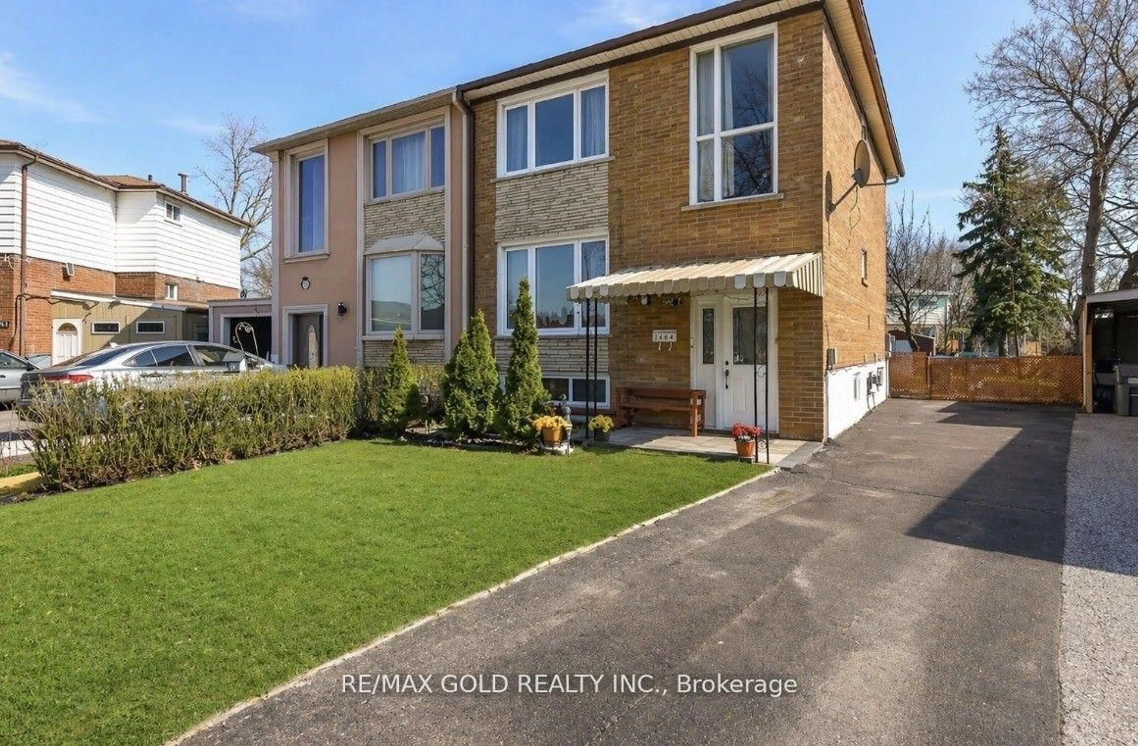 A pic from outside/outdoor area/front of a property/back of a property/a pic from drone, street for 7464 Homeside Gdns, Mississauga Ontario L4T 2A7