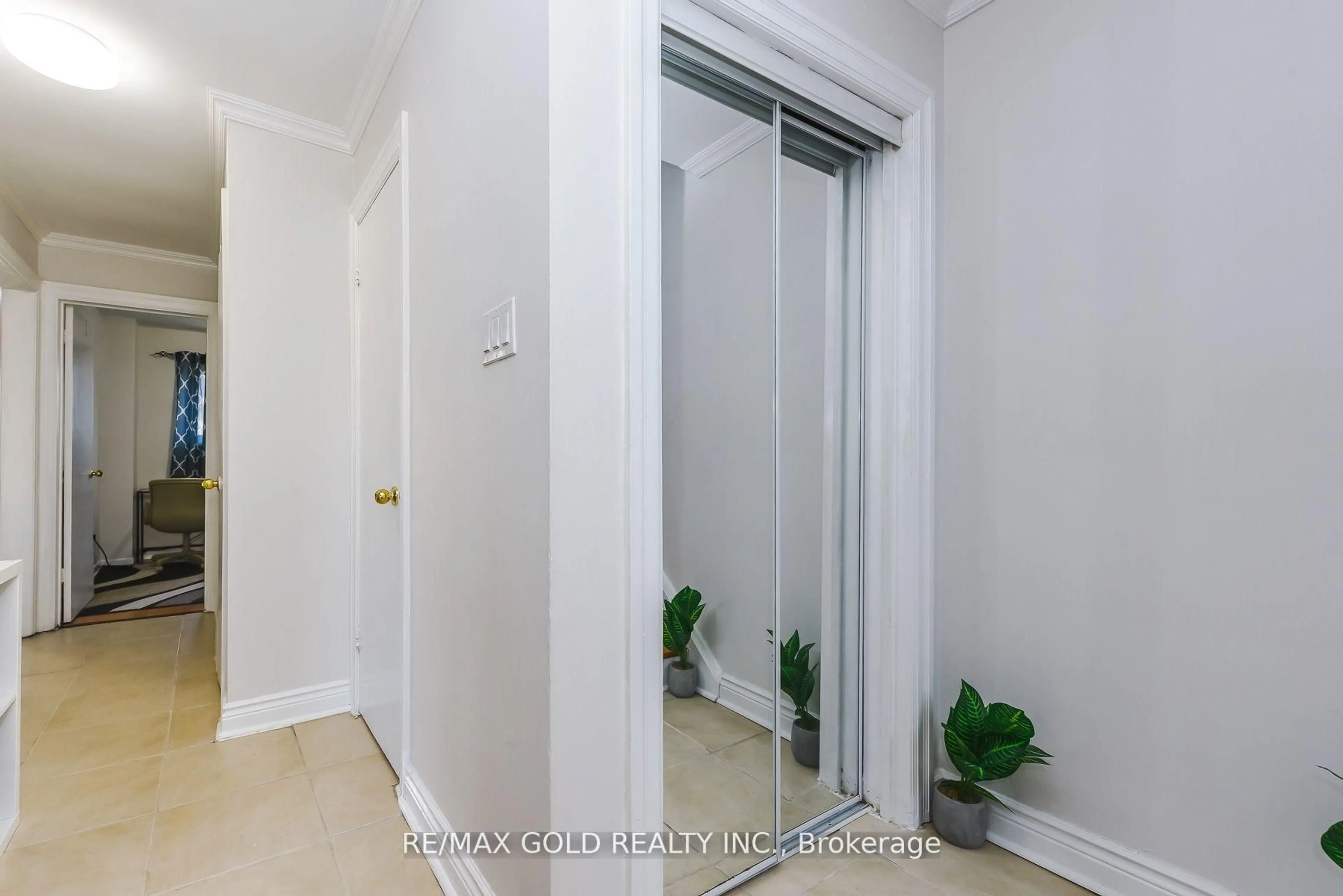 Indoor entryway for 7464 Homeside Gdns, Mississauga Ontario L4T 2A7