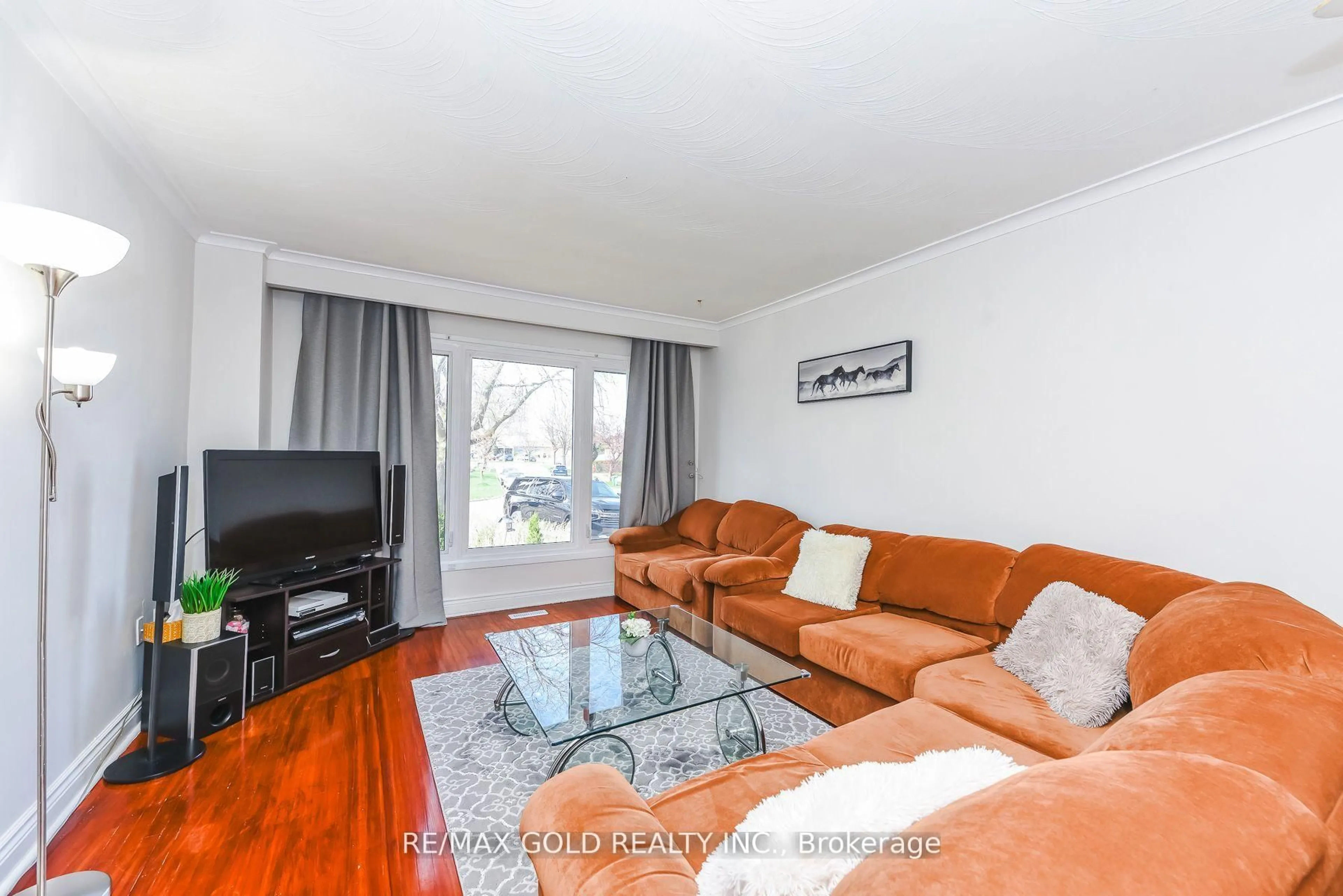 Living room with furniture, wood/laminate floor for 7464 Homeside Gdns, Mississauga Ontario L4T 2A7