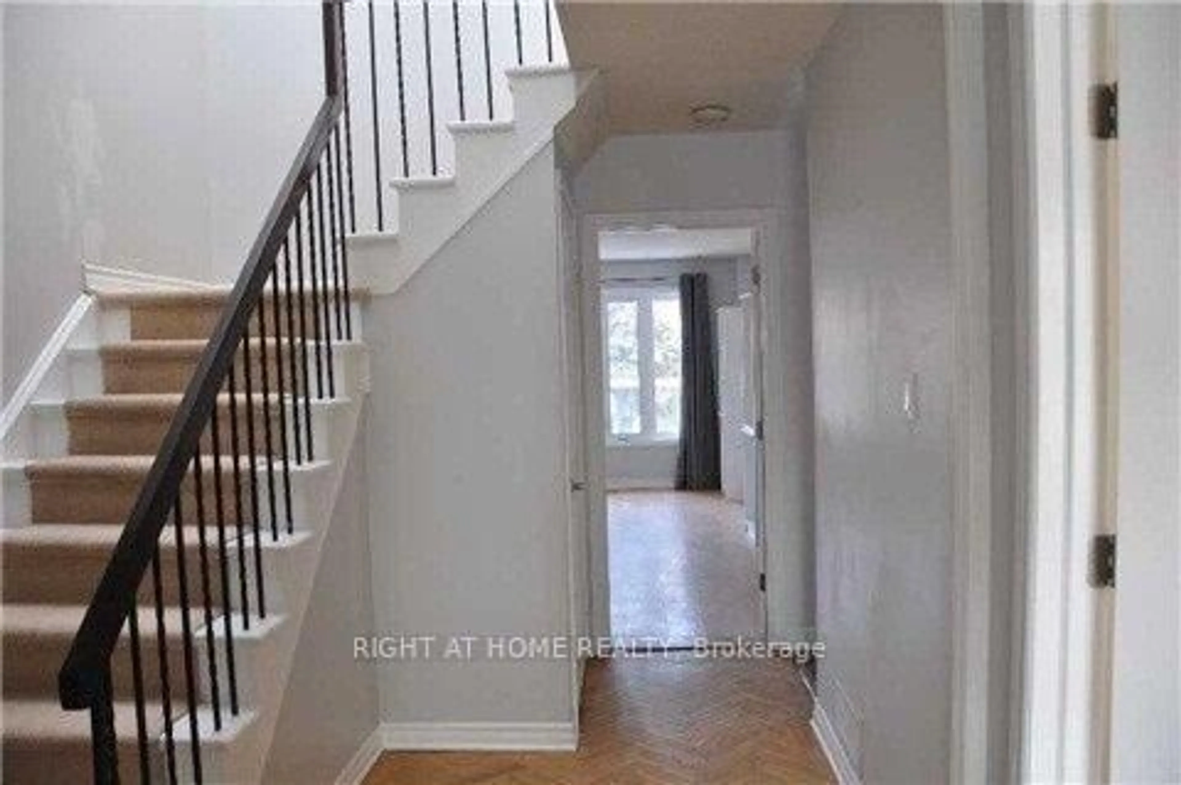 Indoor entryway for 1036 Sawgrass Cres, Mississauga Ontario L5C 3Y3