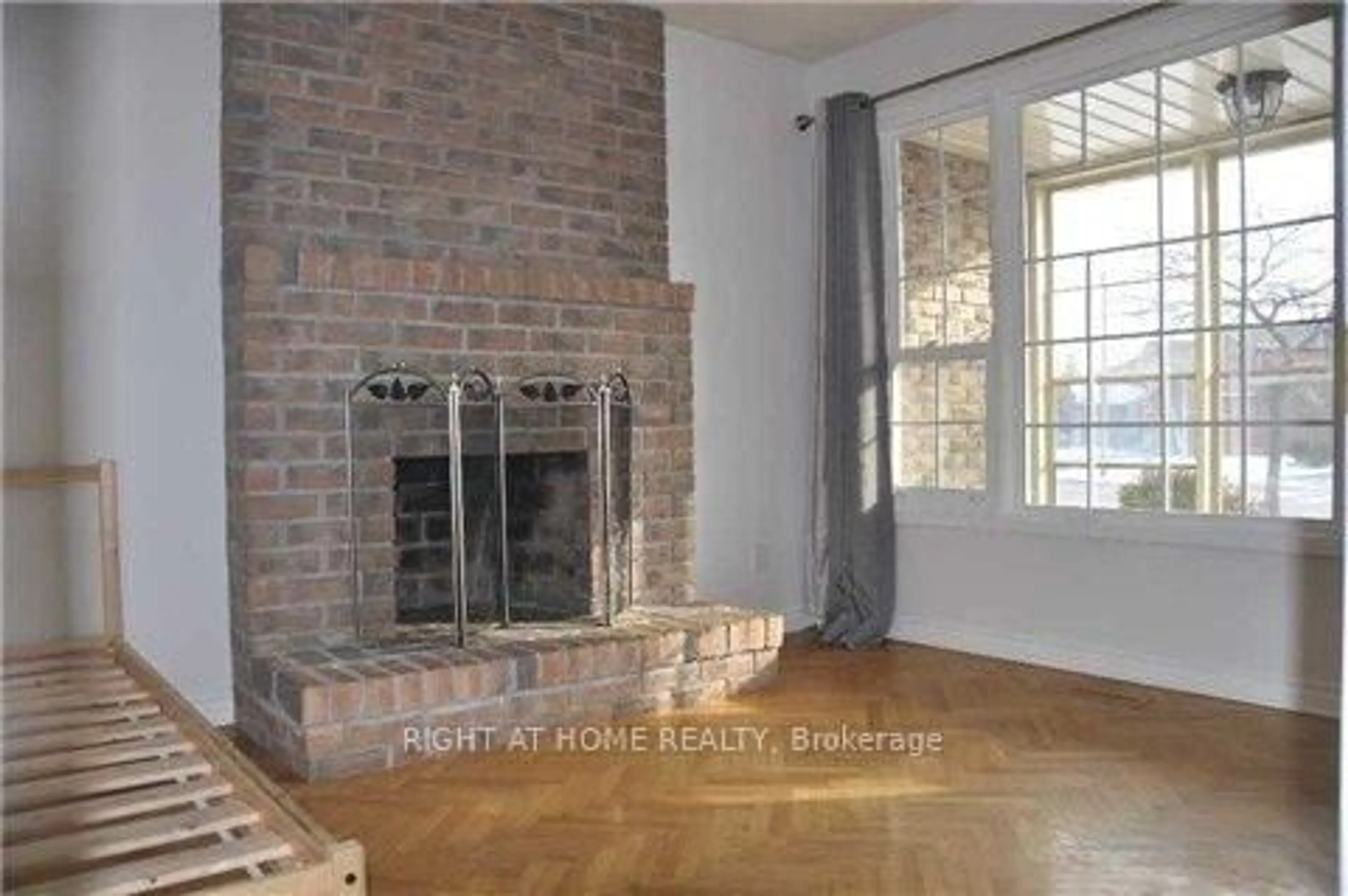 A pic of a room for 1036 Sawgrass Cres, Mississauga Ontario L5C 3Y3