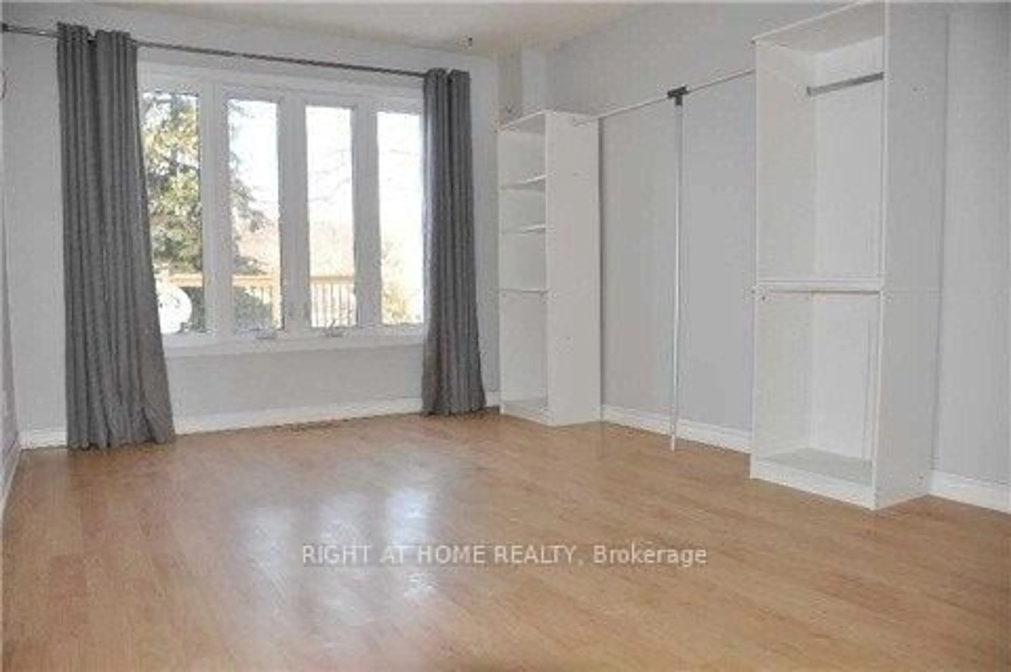 A pic of a room for 1036 Sawgrass Cres, Mississauga Ontario L5C 3Y3