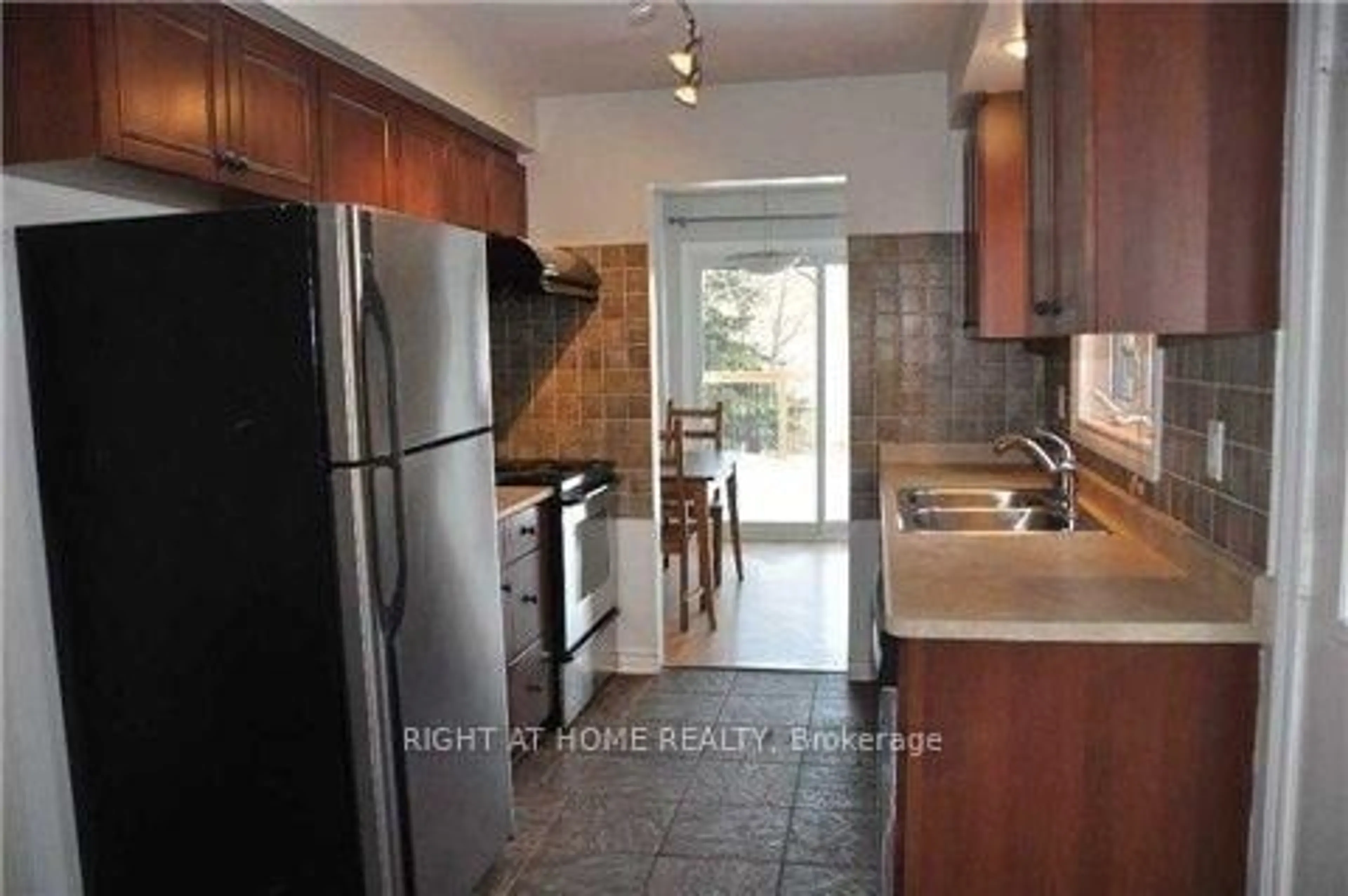 Standard kitchen, ceramic/tile floor for 1036 Sawgrass Cres, Mississauga Ontario L5C 3Y3