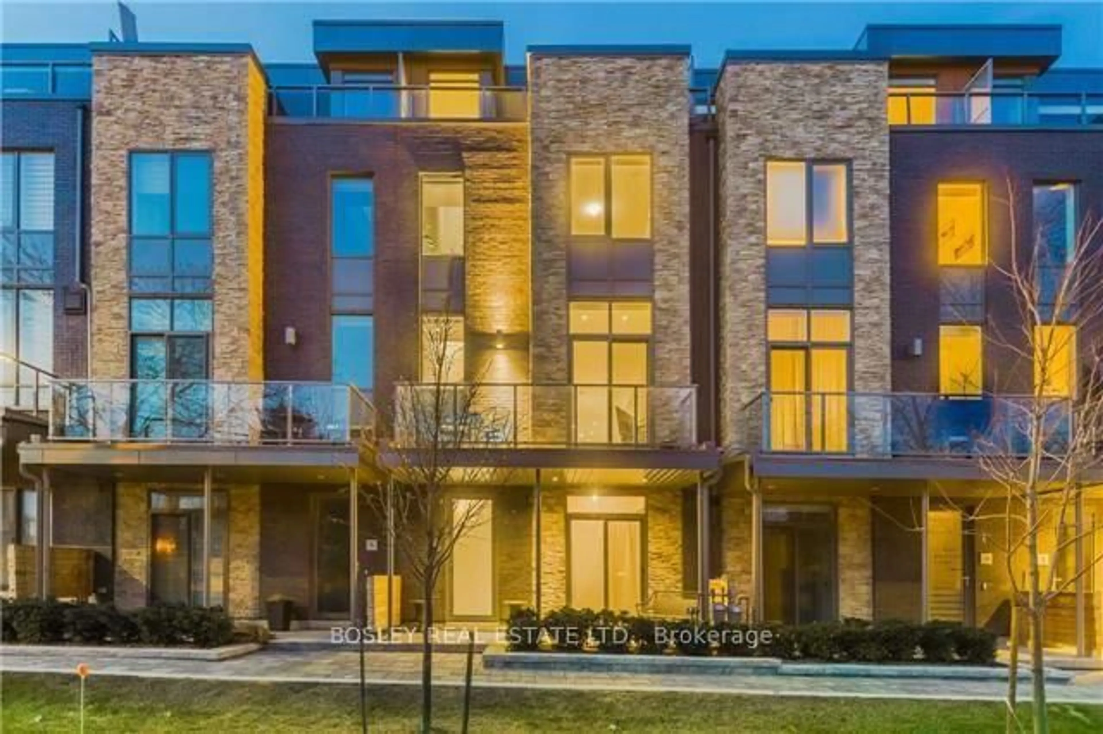 Home with brick exterior material, street for 7 Godfrey's Lane, Mississauga Ontario L5H 2T1