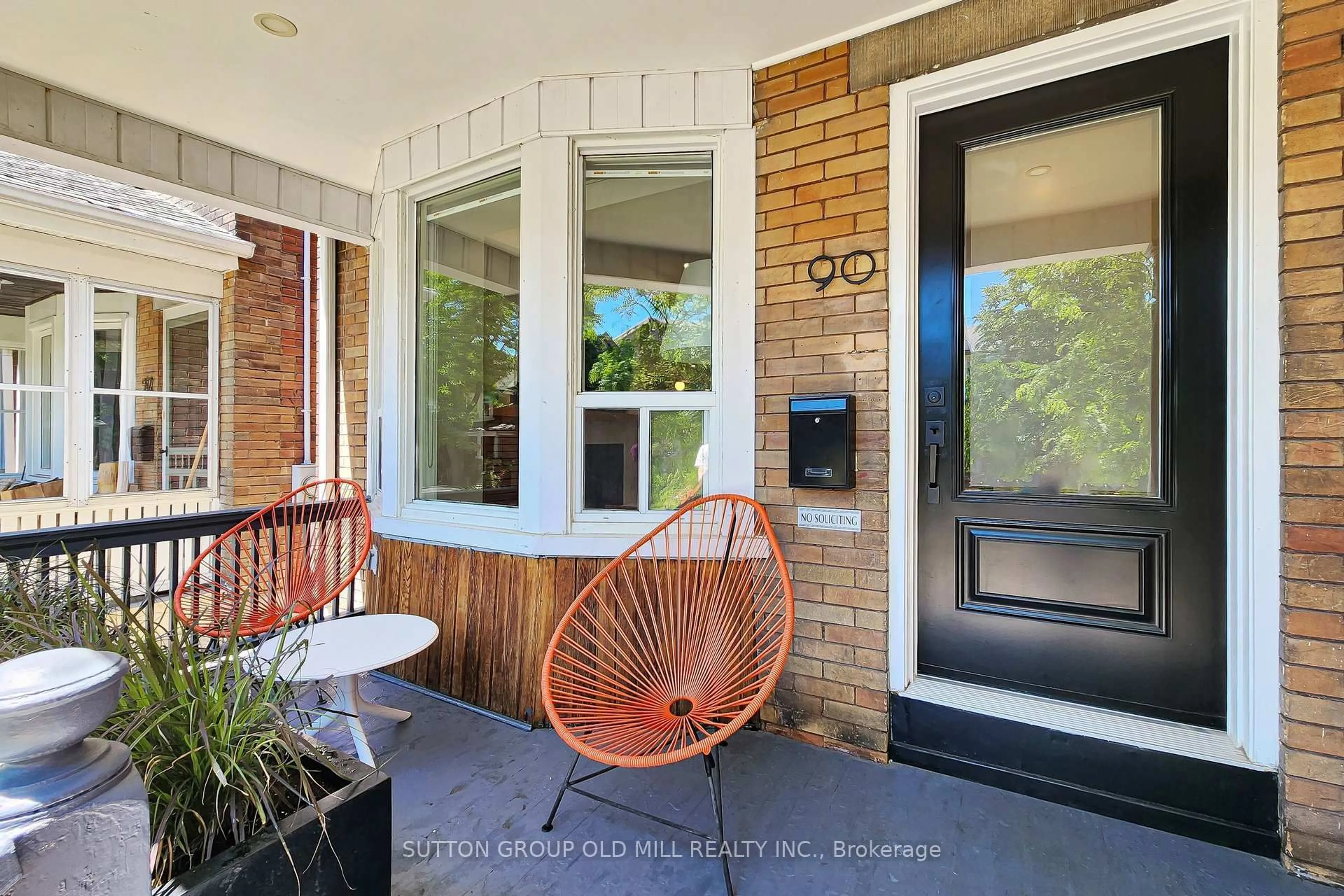 Indoor entryway for 90 Fermanagh Ave, Toronto Ontario M6R 1M2