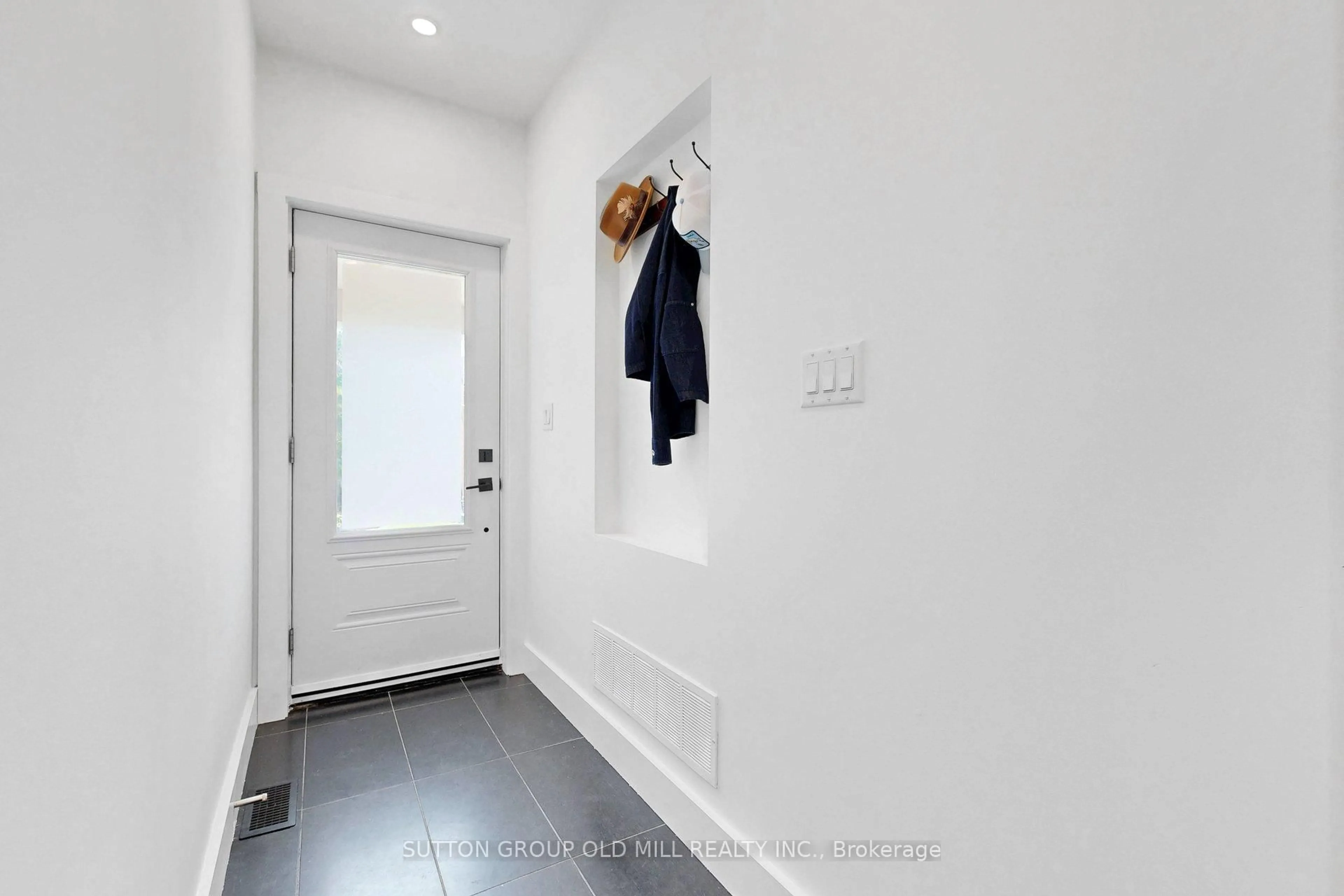 Indoor entryway for 90 Fermanagh Ave, Toronto Ontario M6R 1M2