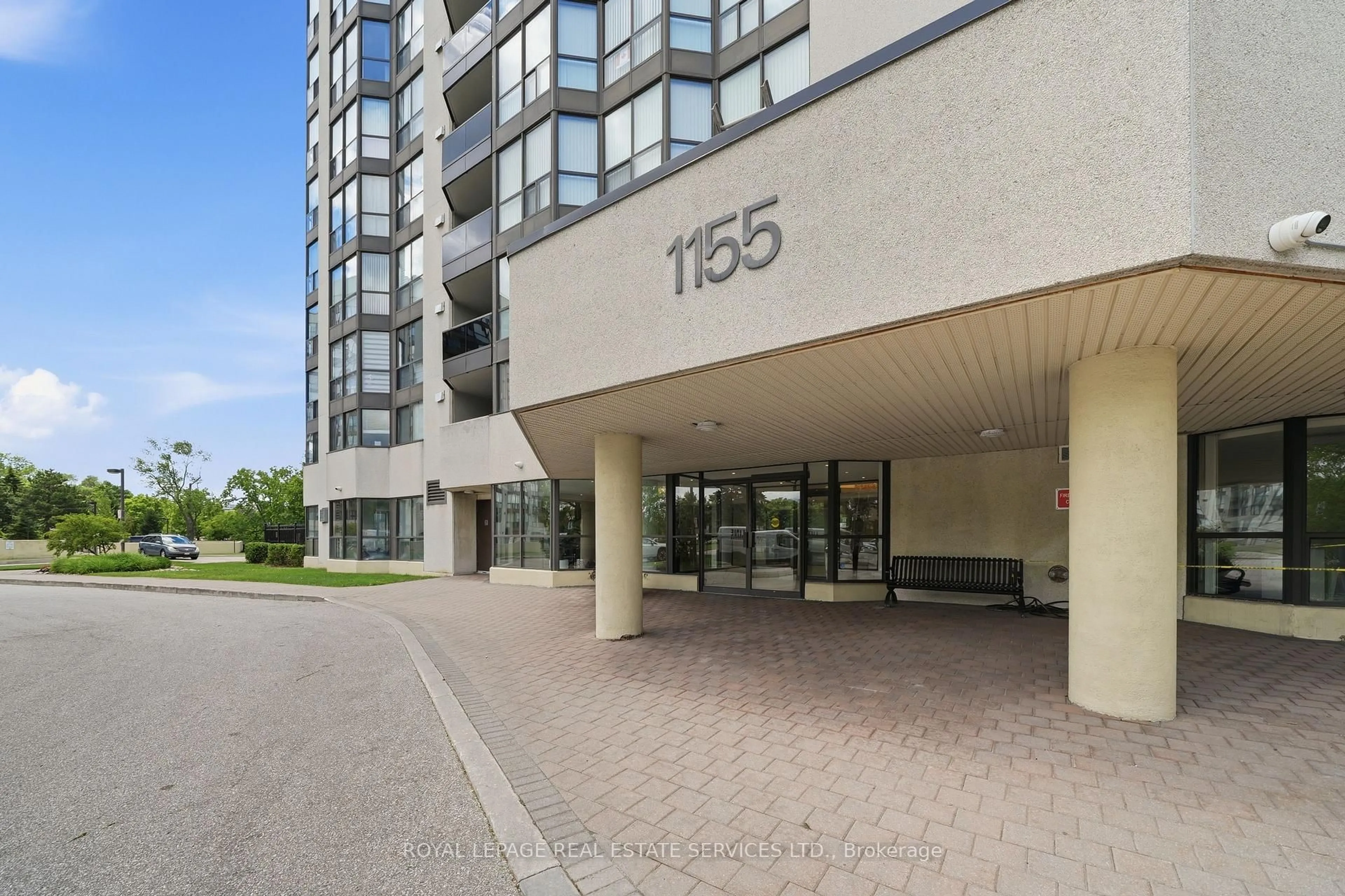 Indoor foyer for 1155 Bough Beeches Blvd #405, Mississauga Ontario L4W 4N2
