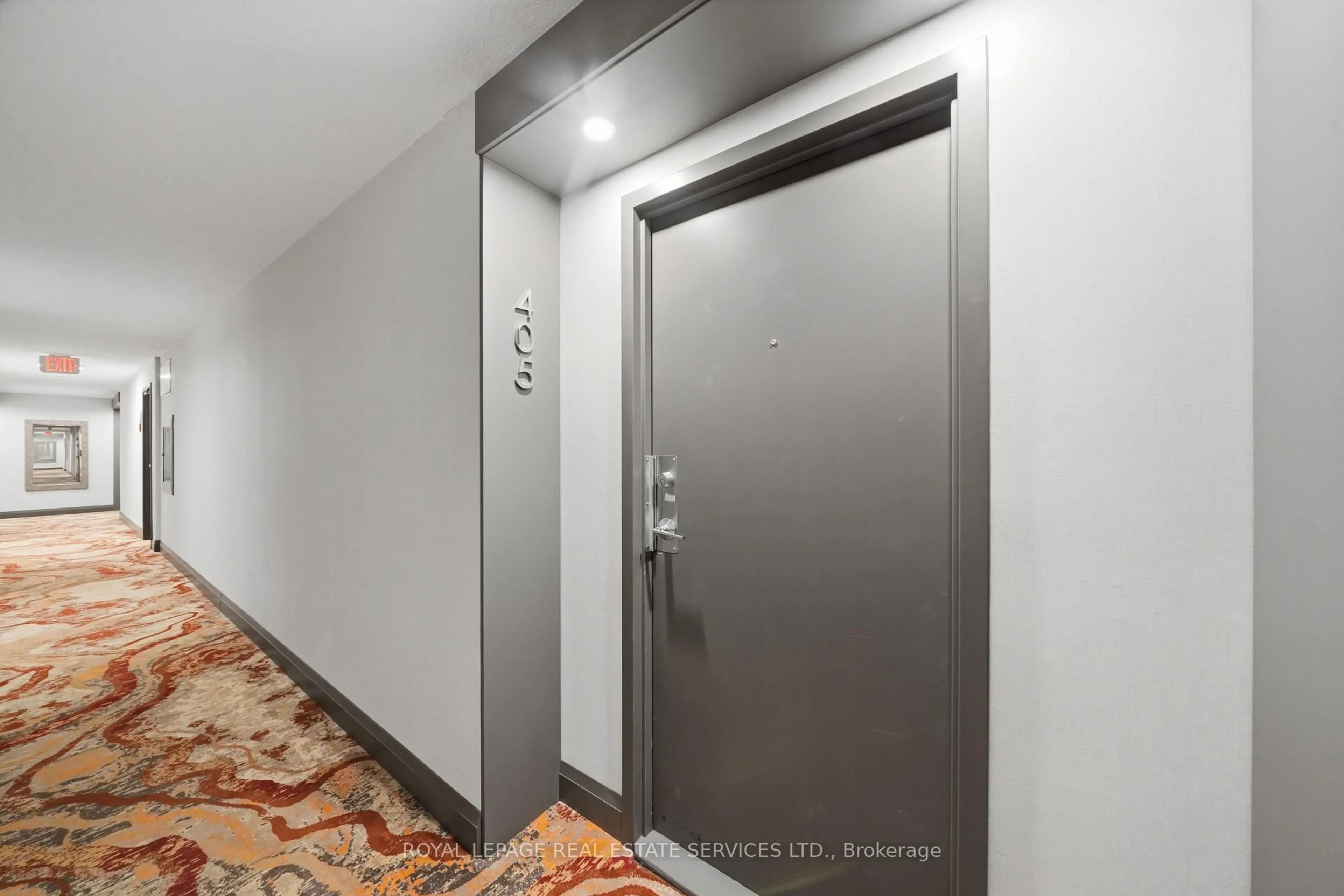 Indoor foyer for 1155 Bough Beeches Blvd #405, Mississauga Ontario L4W 4N2