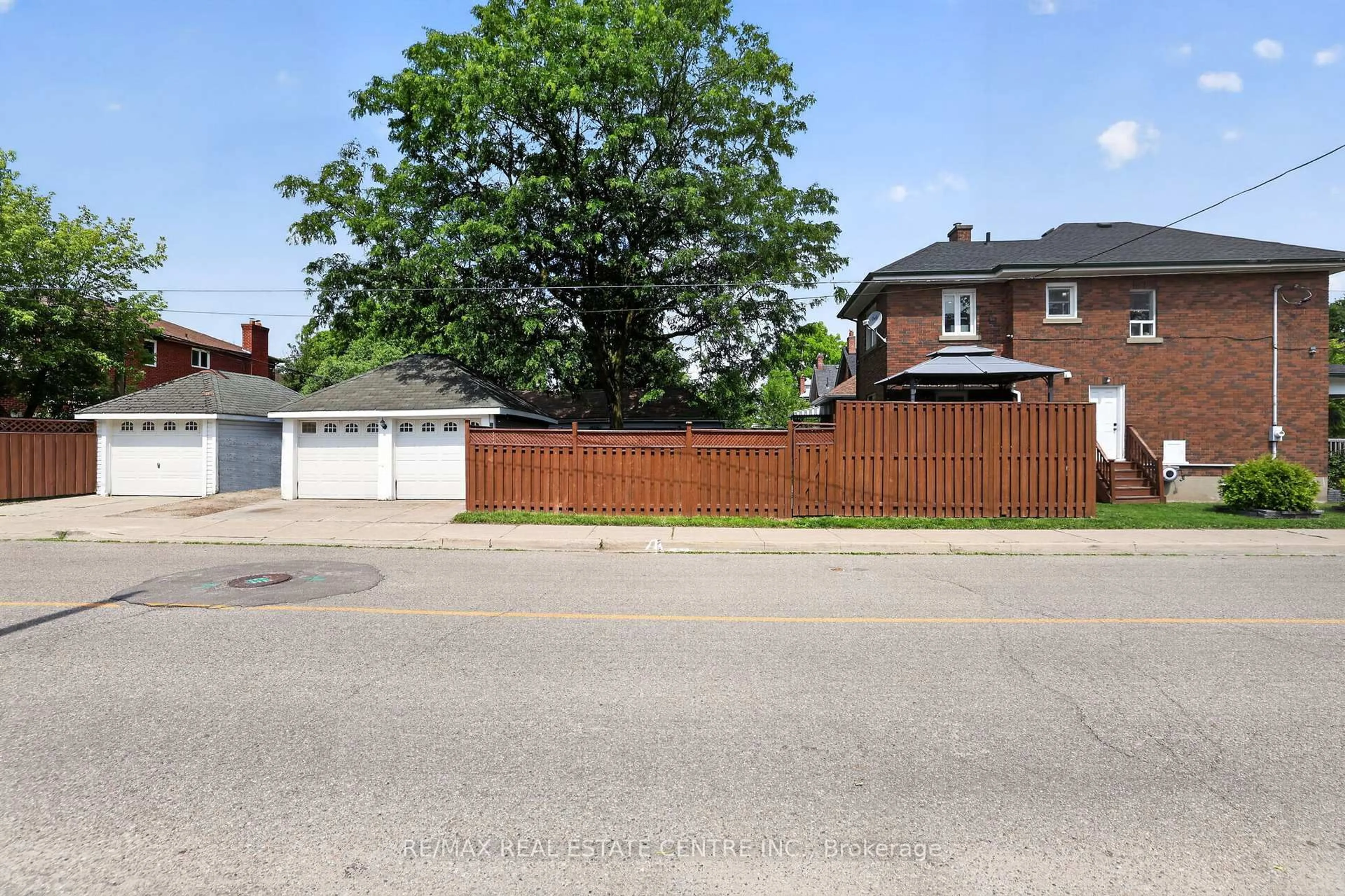 A pic from outside/outdoor area/front of a property/back of a property/a pic from drone, street for 75 West St, Brampton Ontario L6X 1W1