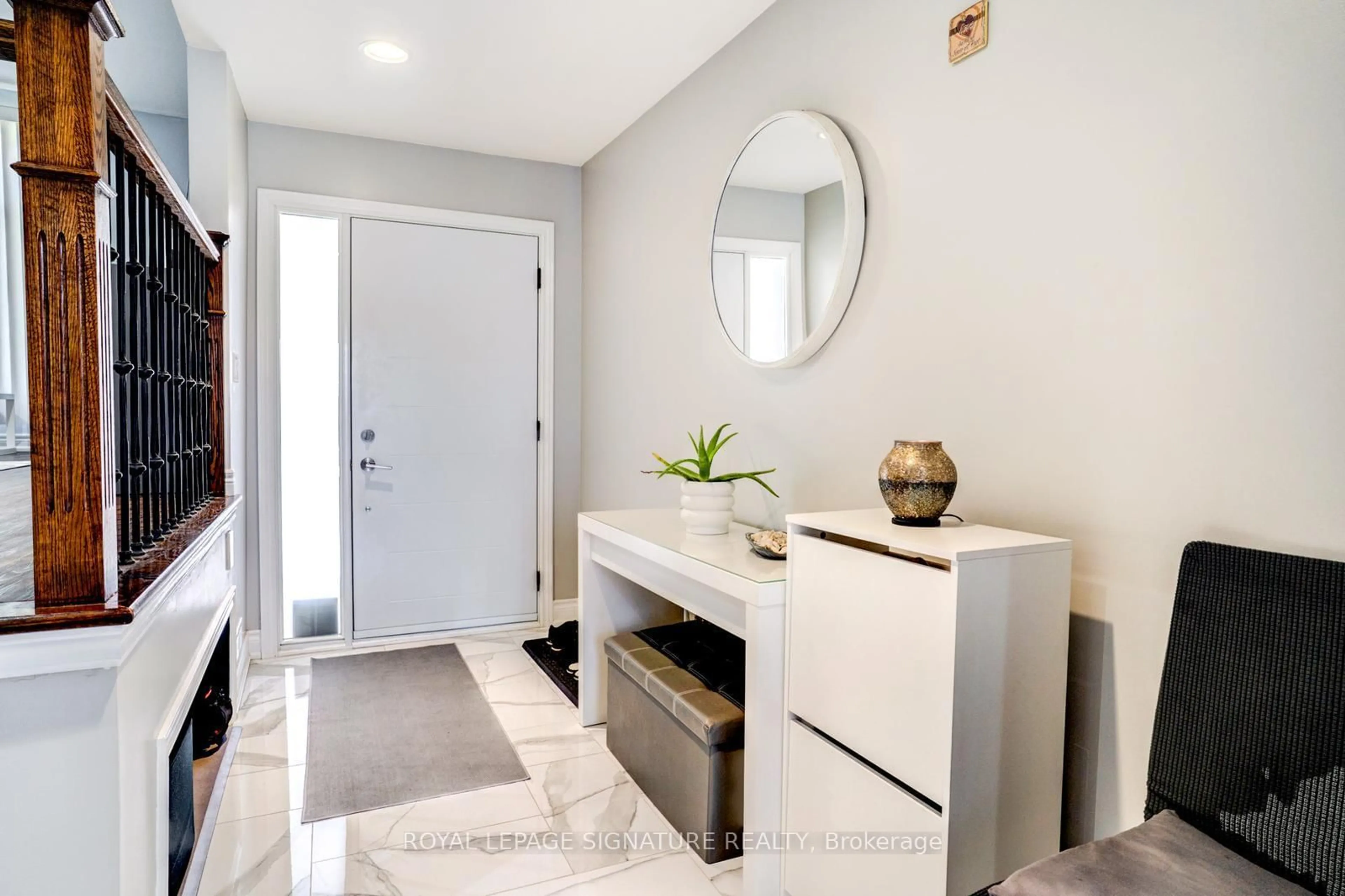 Indoor entryway for 7639 Kittridge Dr, Mississauga Ontario L4T 3L9
