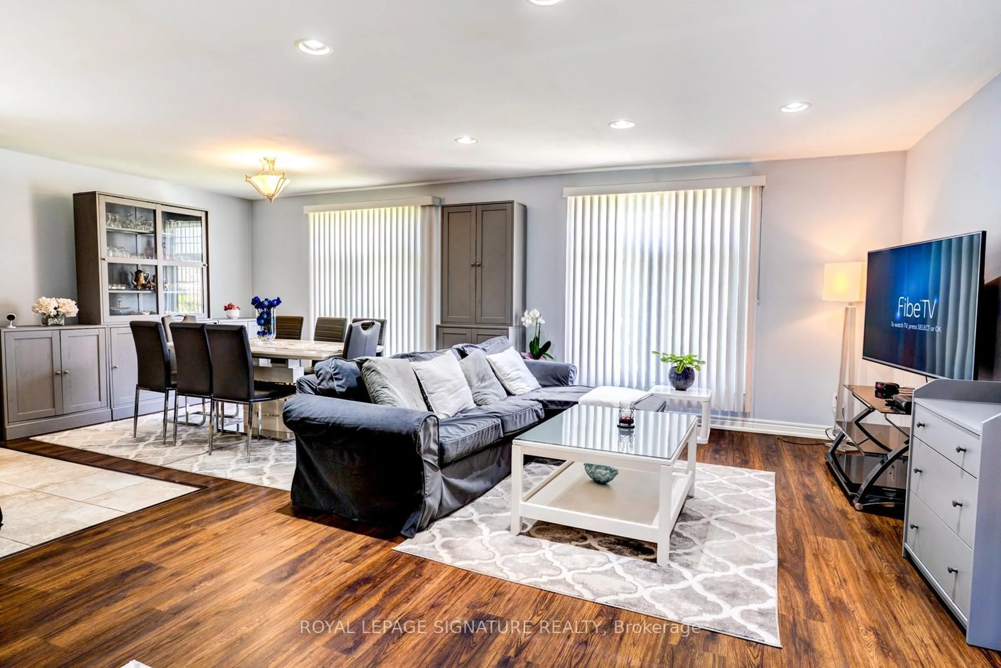 Living room with furniture, wood/laminate floor for 7639 Kittridge Dr, Mississauga Ontario L4T 3L9