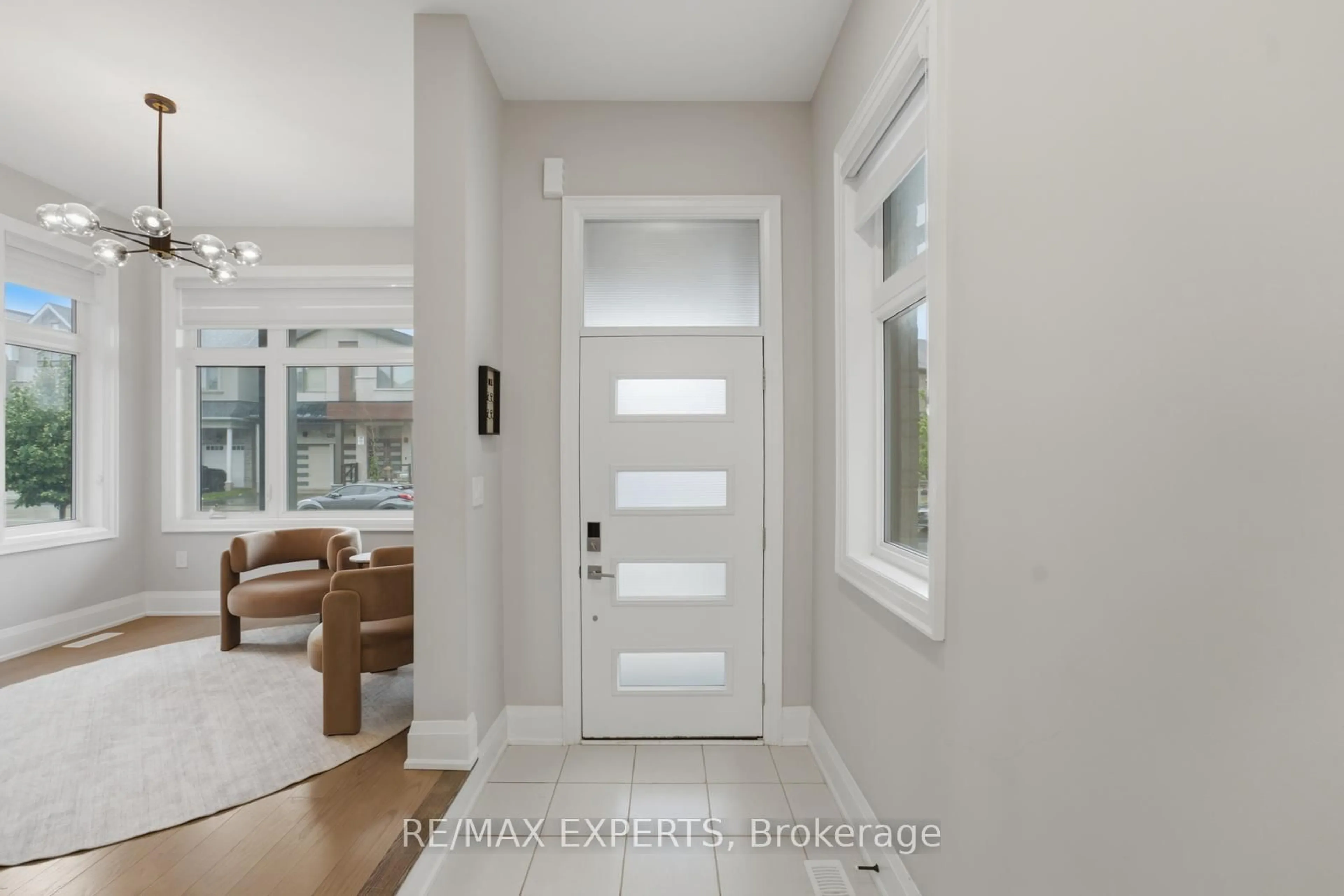 Indoor entryway for 1288 Aymond Cres, Oakville Ontario L6H 7W8