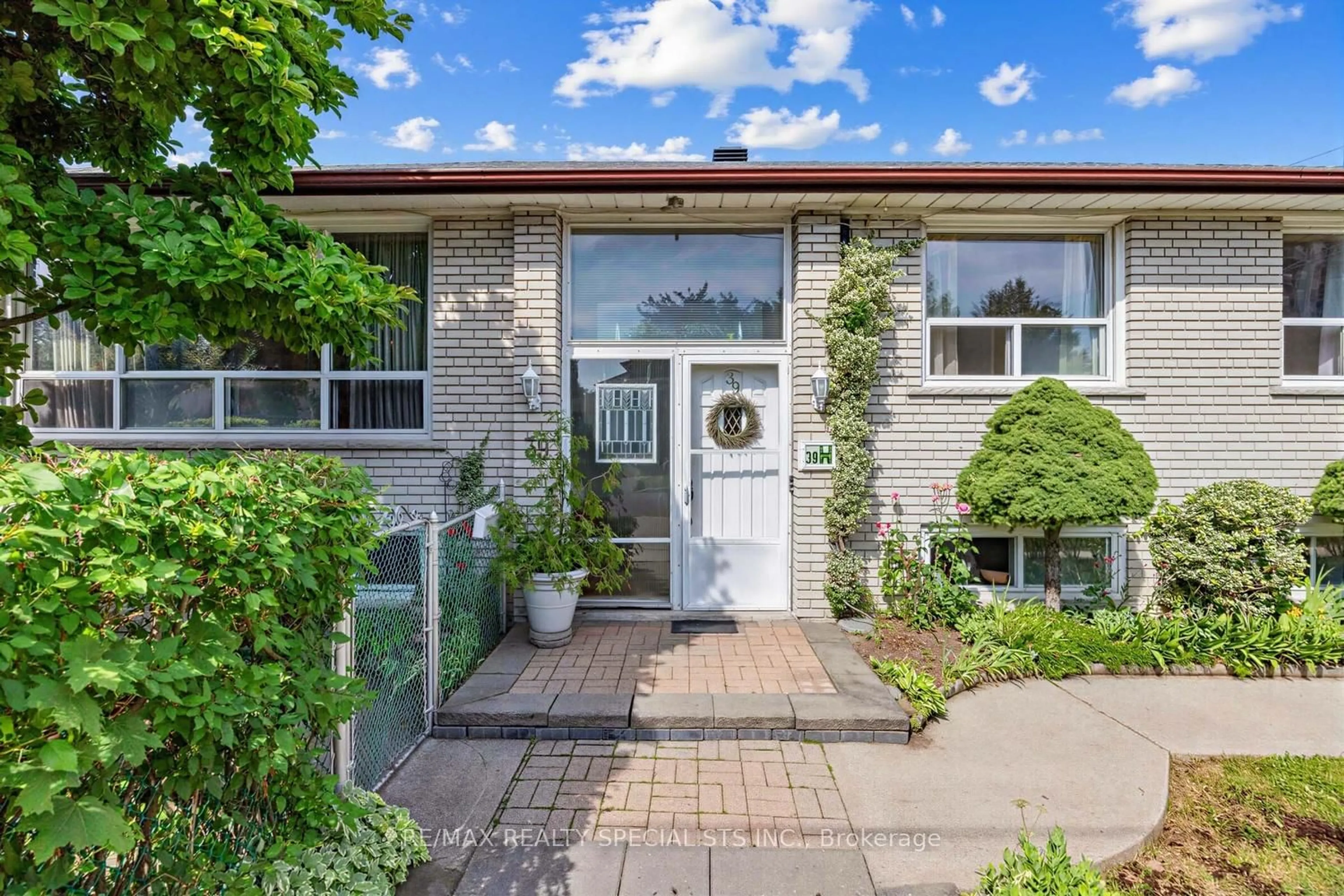 Home with brick exterior material, street for 39 Castle Green Cres, Toronto Ontario M9R 1N5