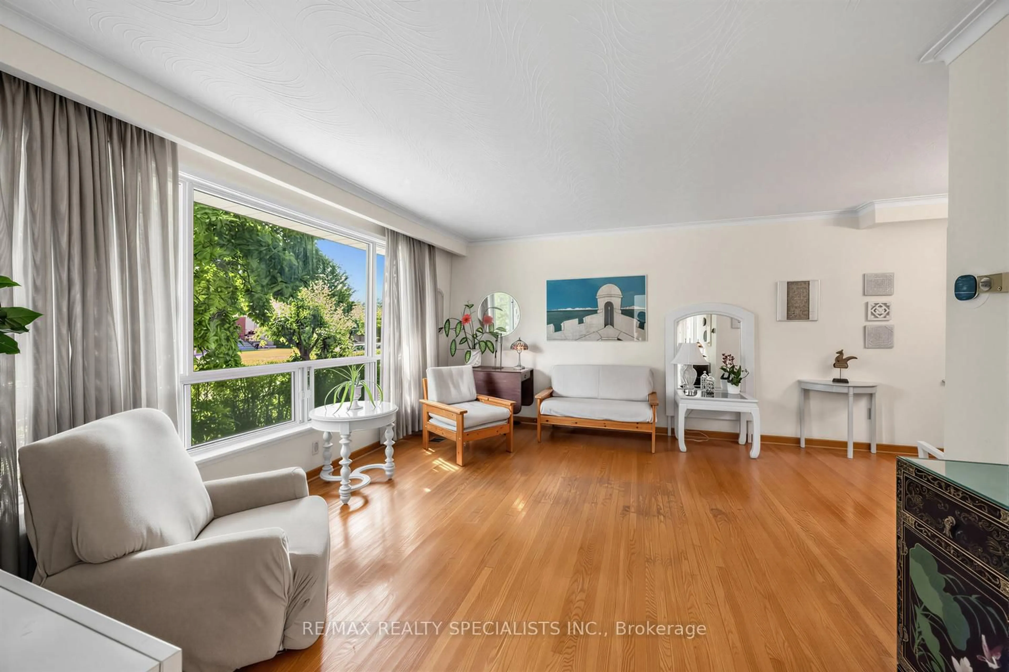 Living room with furniture, unknown for 39 Castle Green Cres, Toronto Ontario M9R 1N5