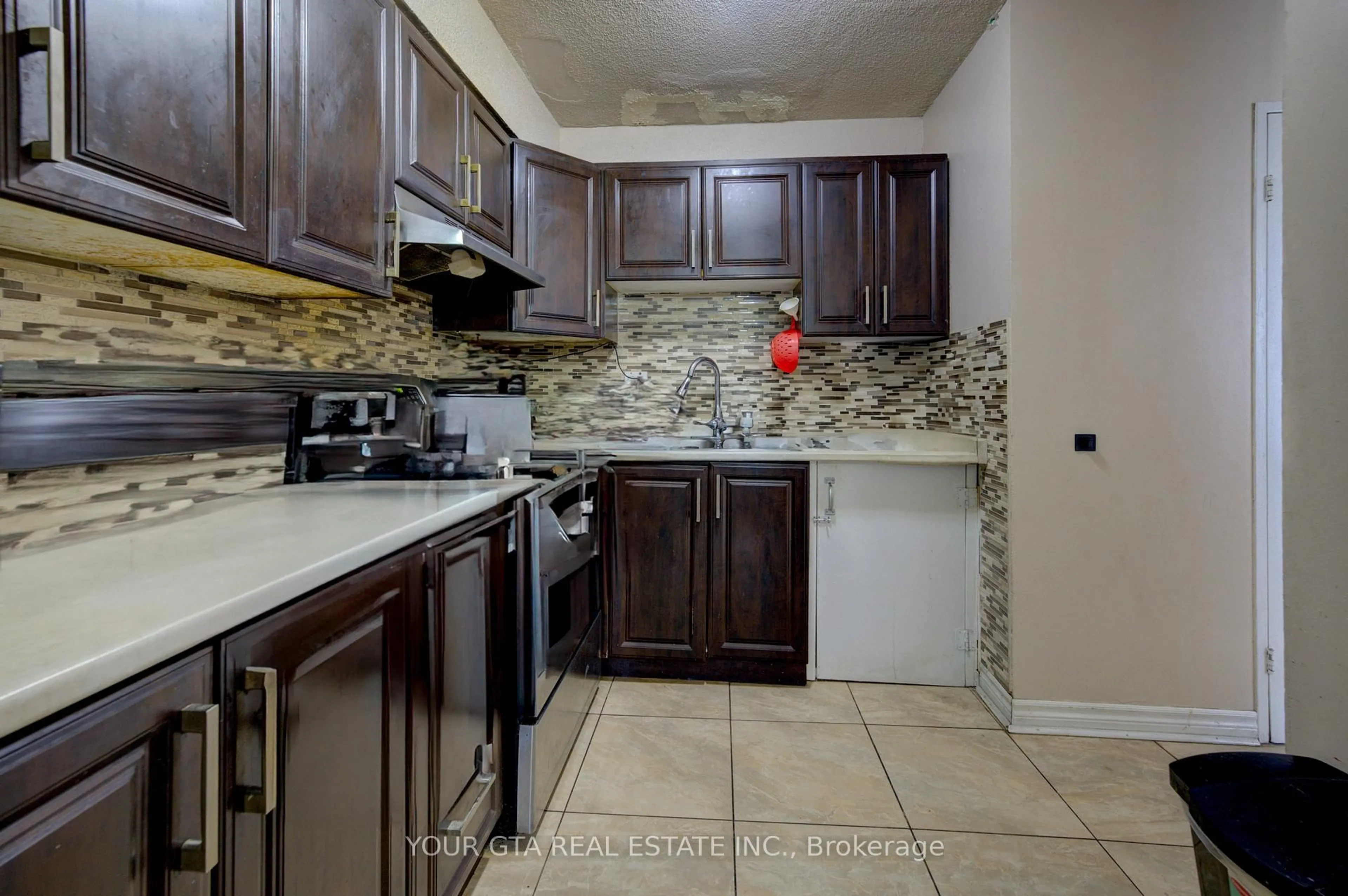 Standard kitchen, ceramic/tile floor for 1055 B Forestwood Dr #122, Mississauga Ontario L5C 2T8