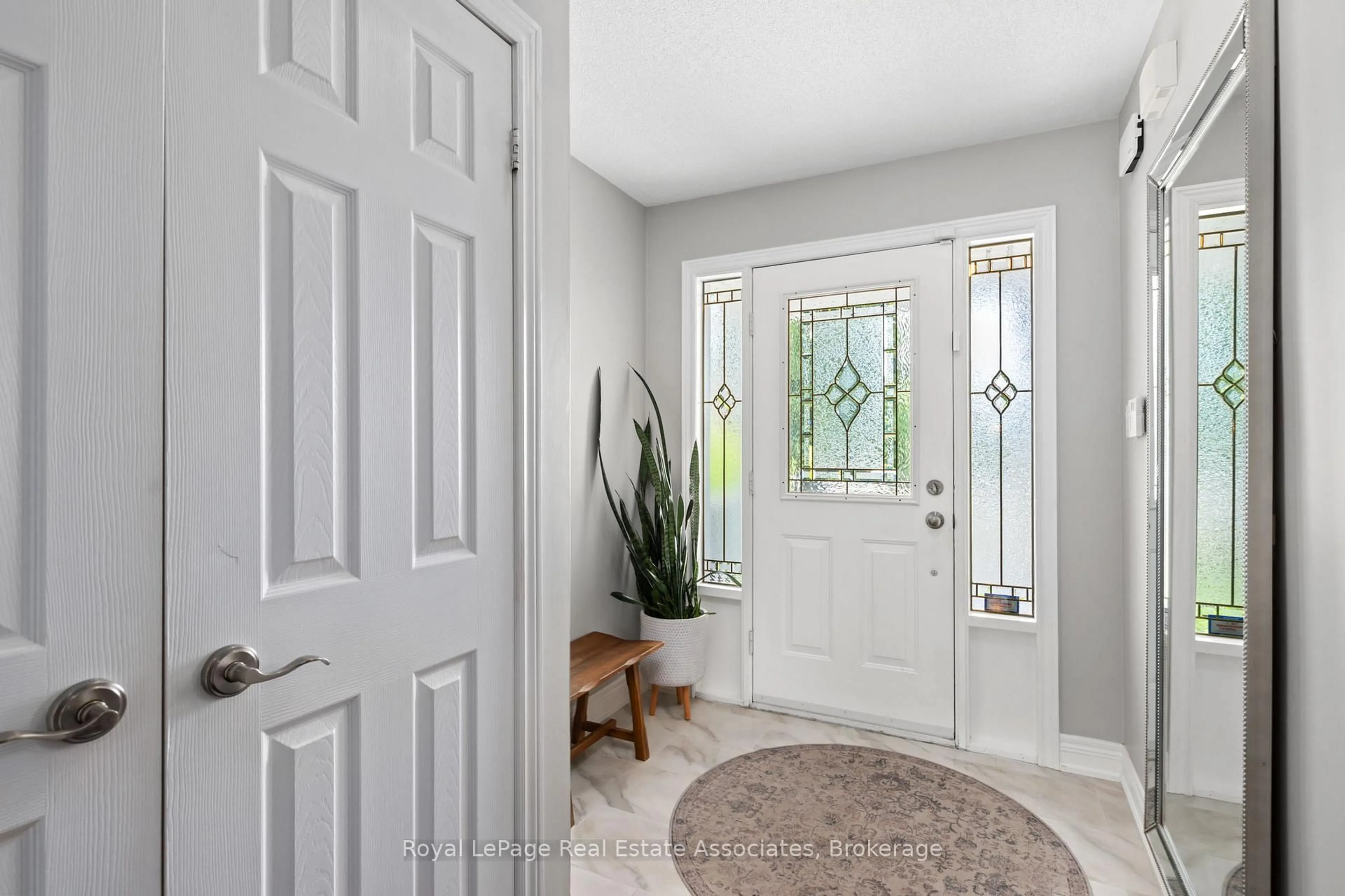 Indoor entryway for 6563 Sapling Tr, Mississauga Ontario L5N 7J3