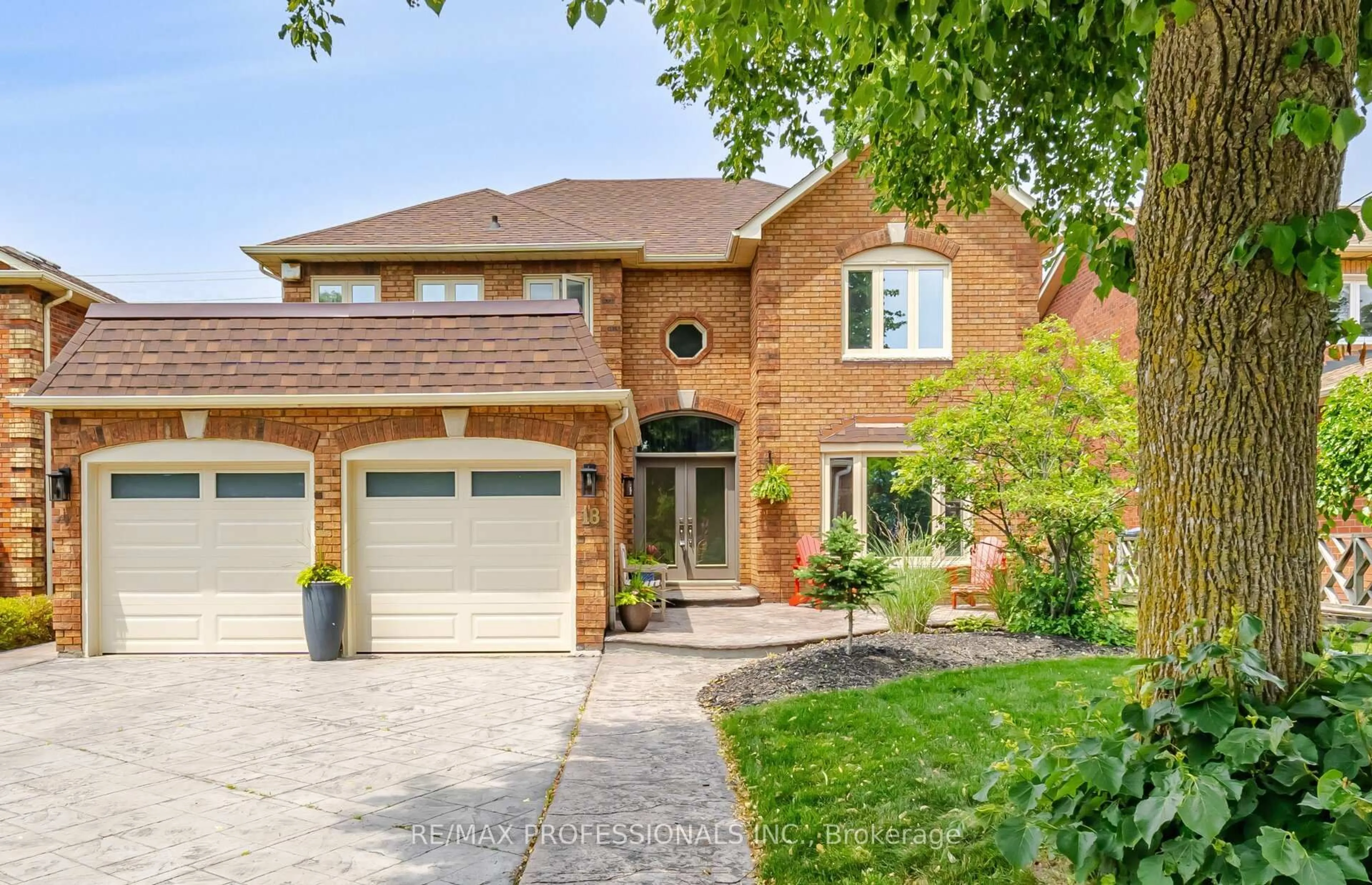 Home with brick exterior material, street for 18 Kingfisher Crt, Brampton Ontario L6Z 3R4