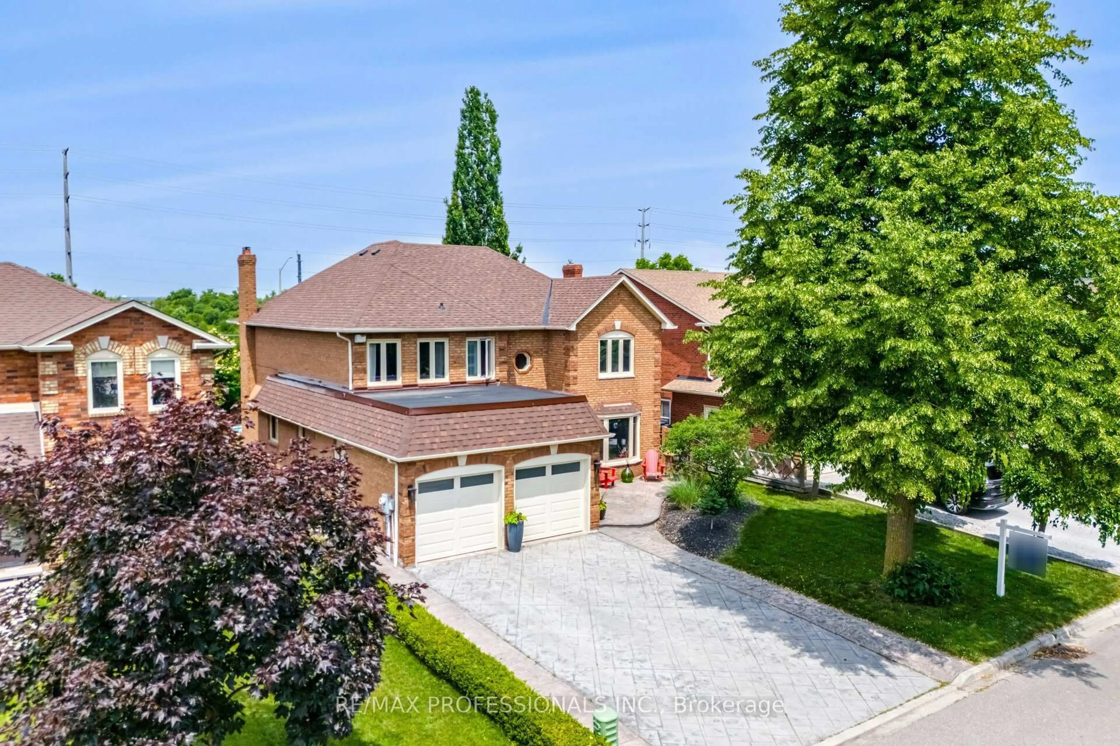 A pic from outside/outdoor area/front of a property/back of a property/a pic from drone, street for 18 Kingfisher Crt, Brampton Ontario L6Z 3R4