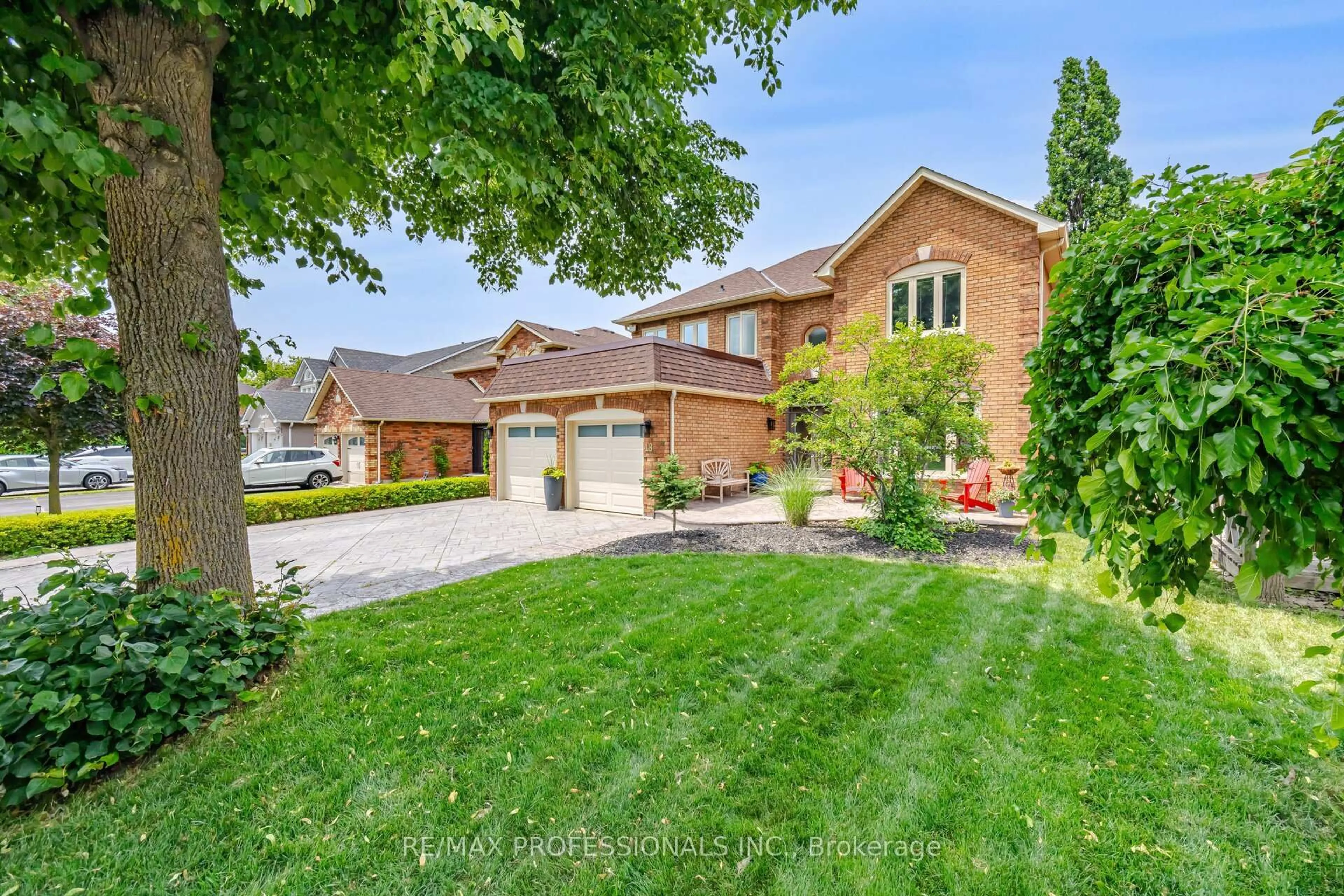 Home with brick exterior material, street for 18 Kingfisher Crt, Brampton Ontario L6Z 3R4